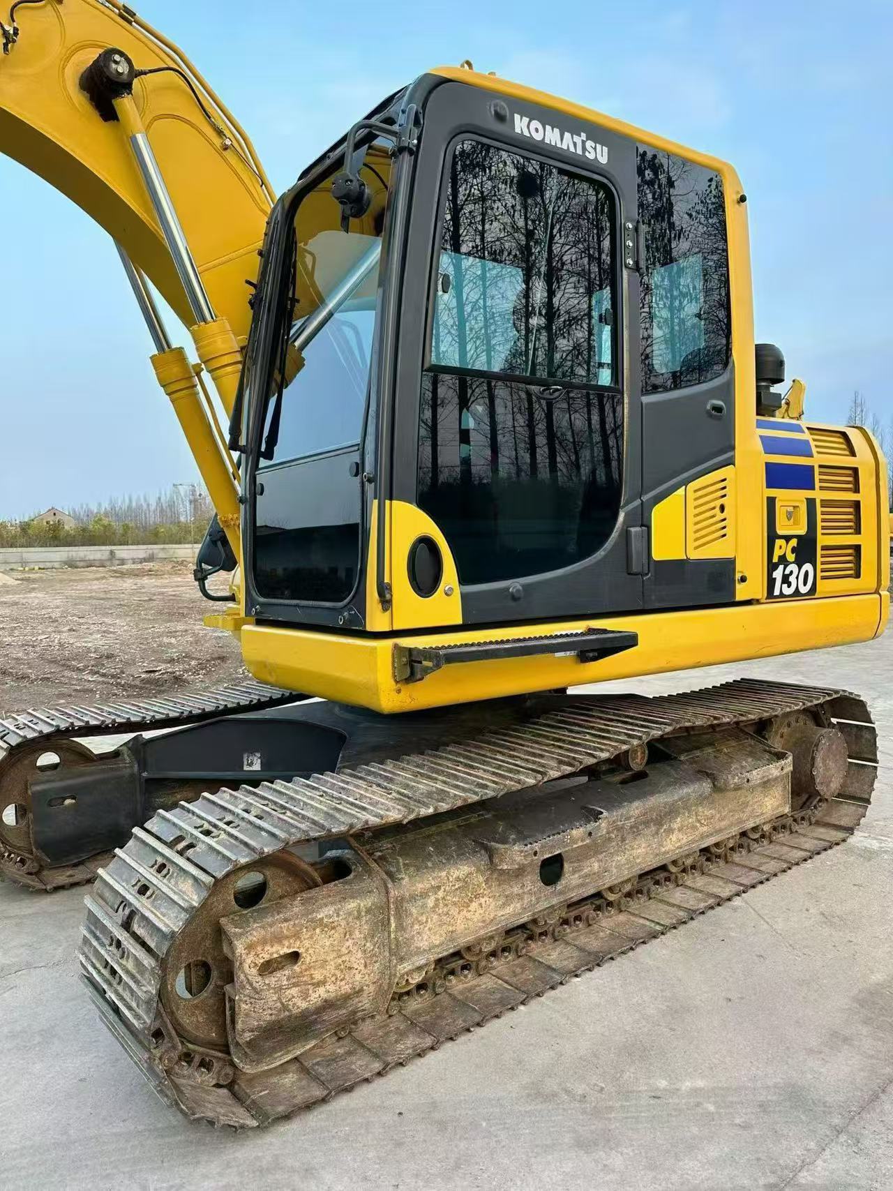 Komatsu PC130 excavator — photo 2