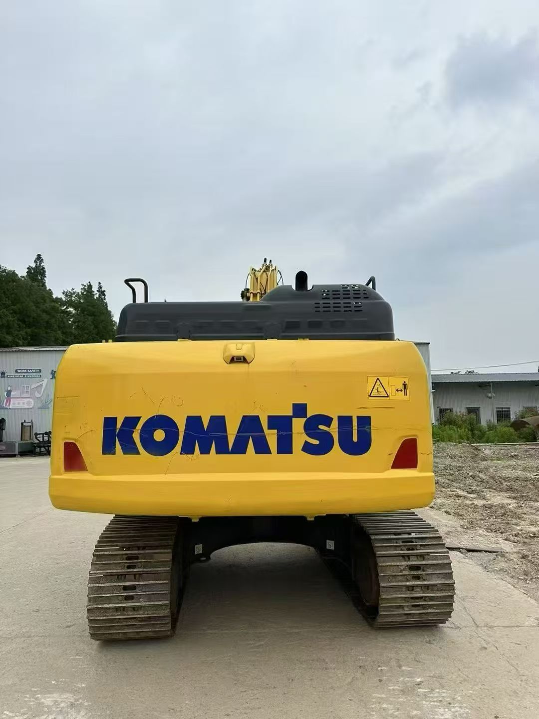 2023 Komatsu PC200 excavator — photo 2