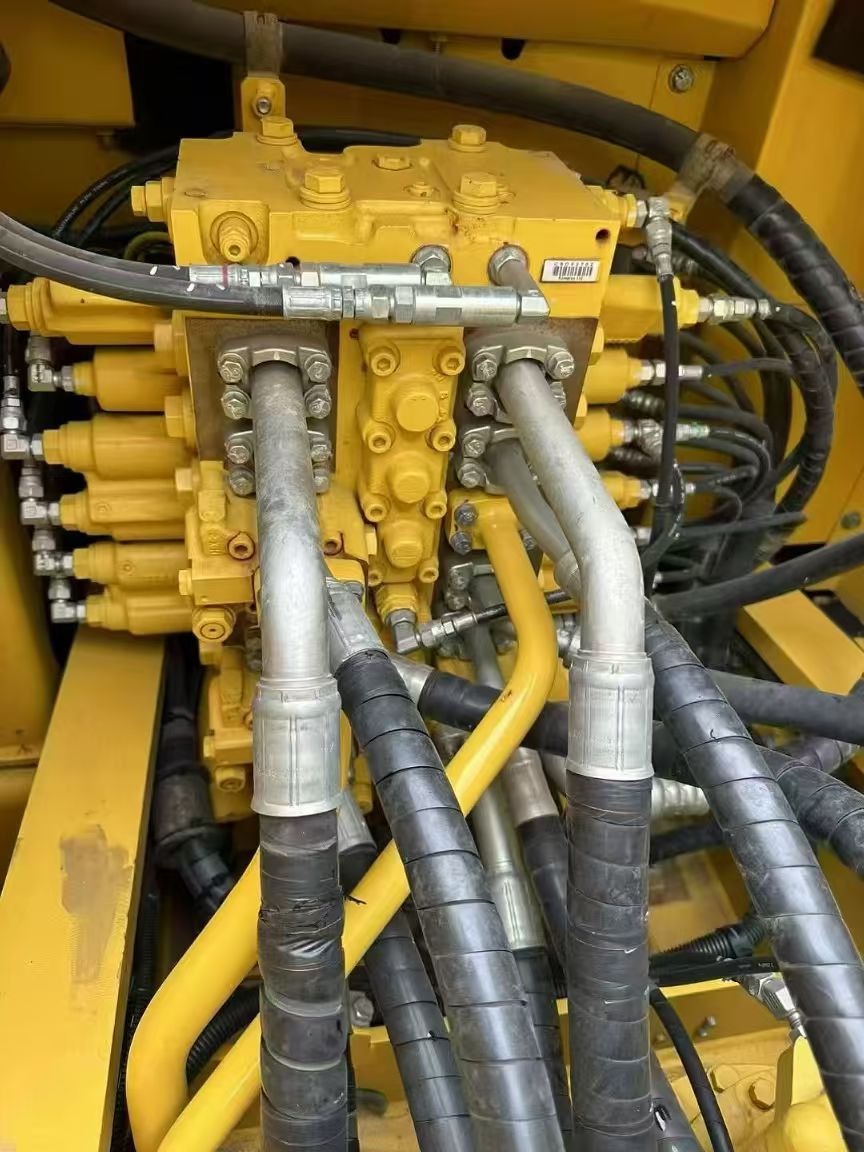 2023 Komatsu PC200 excavator — photo 5