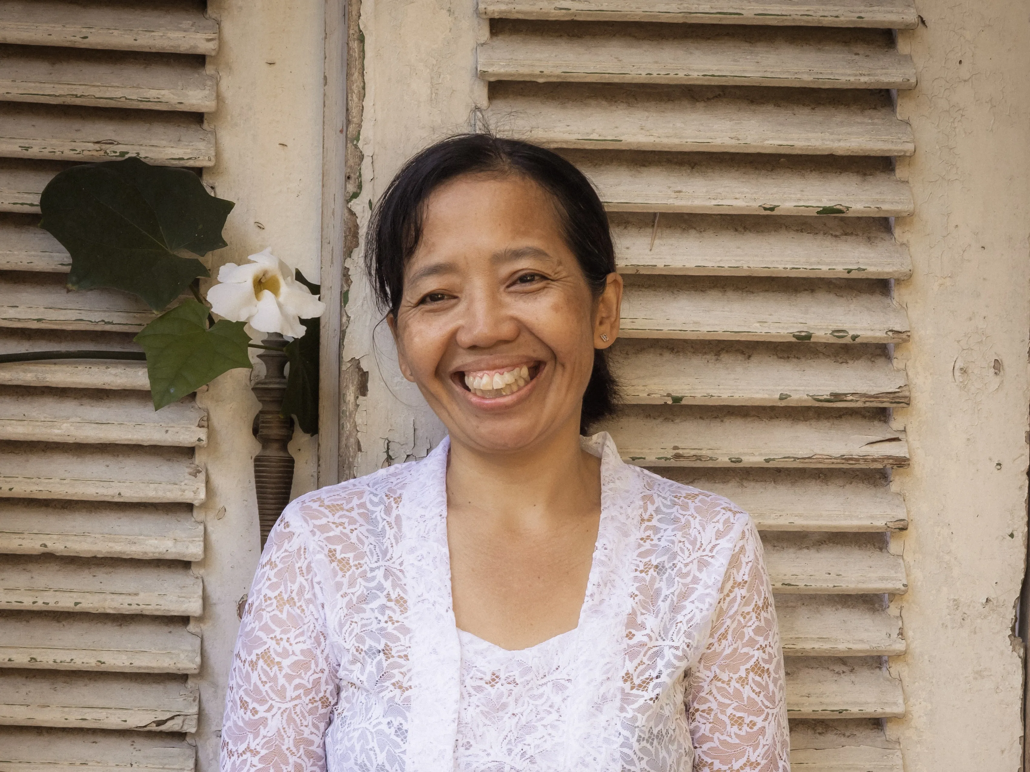Koming guiding guests through a traditional Balinese herbal drink-making experience at Balquisse