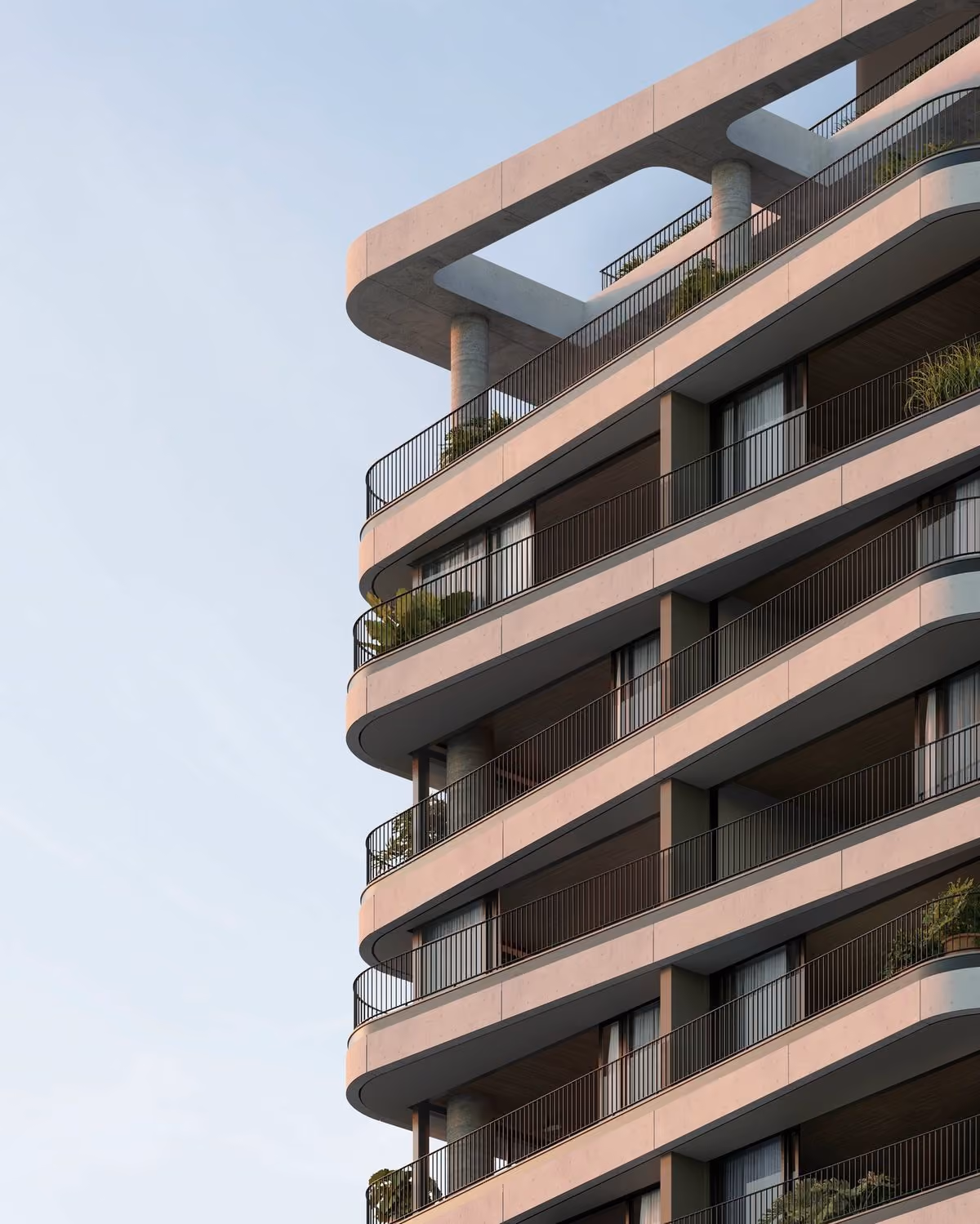 Oiseaux volant dans un ciel bleu au-dessus d'un bâtiment moderne aux grandes fenêtres.