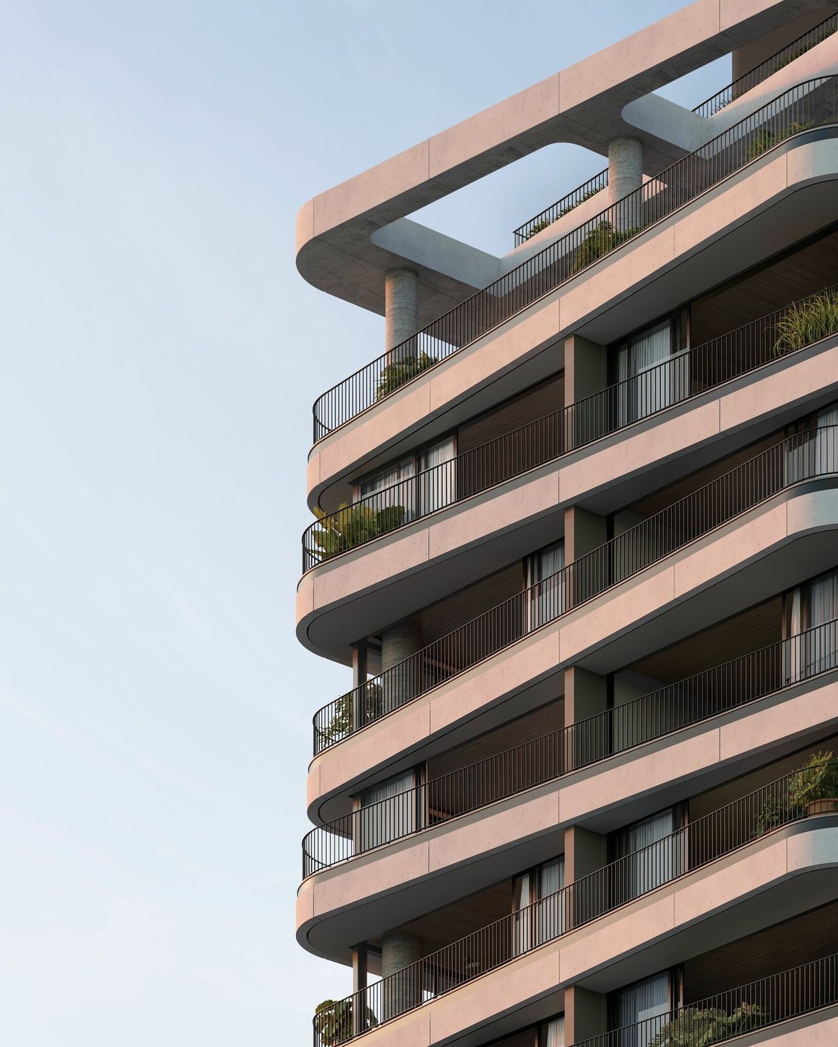Oiseaux volant dans un ciel bleu au-dessus d'un bâtiment moderne aux grandes fenêtres.