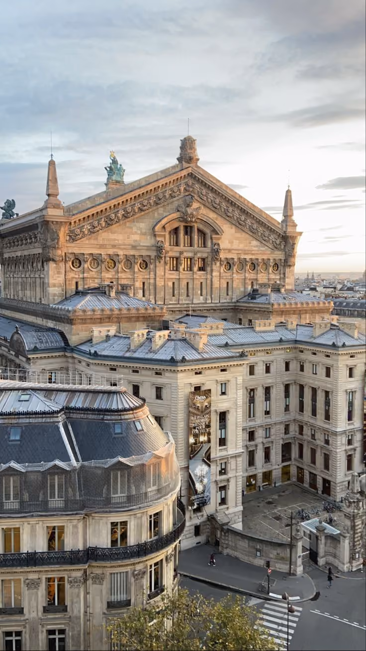 Vue sur le Palais Garnier à Paris, monument historique au toit orné de sculptures.