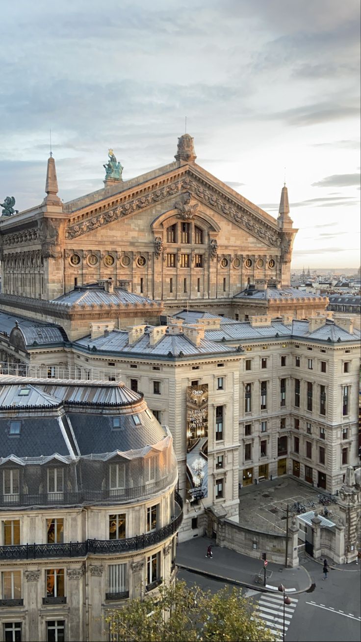 Vue sur le Palais Garnier à Paris, monument historique au toit orné de sculptures.