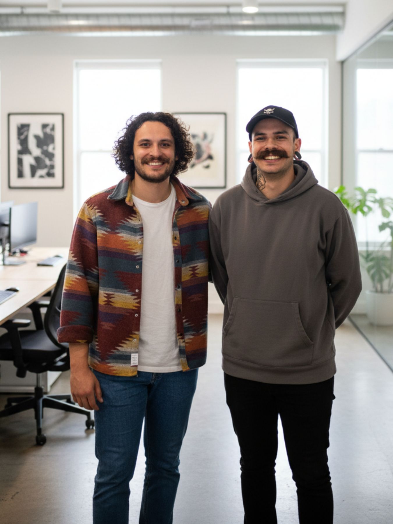 Daniel und Jonas Balloo von Balloo Webdesign im Büro