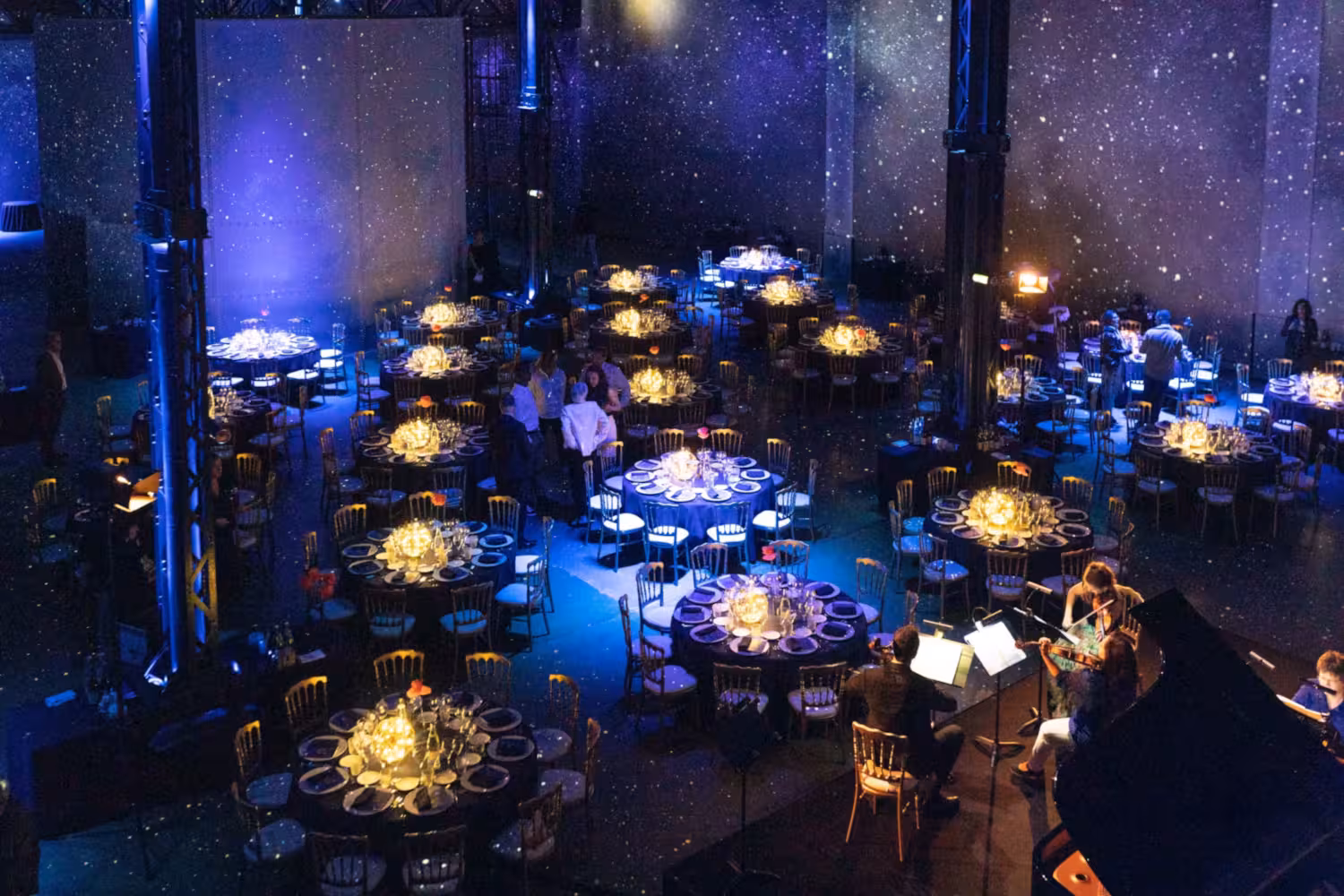 Photographie de la salle futuriste de l'atelier des lumières