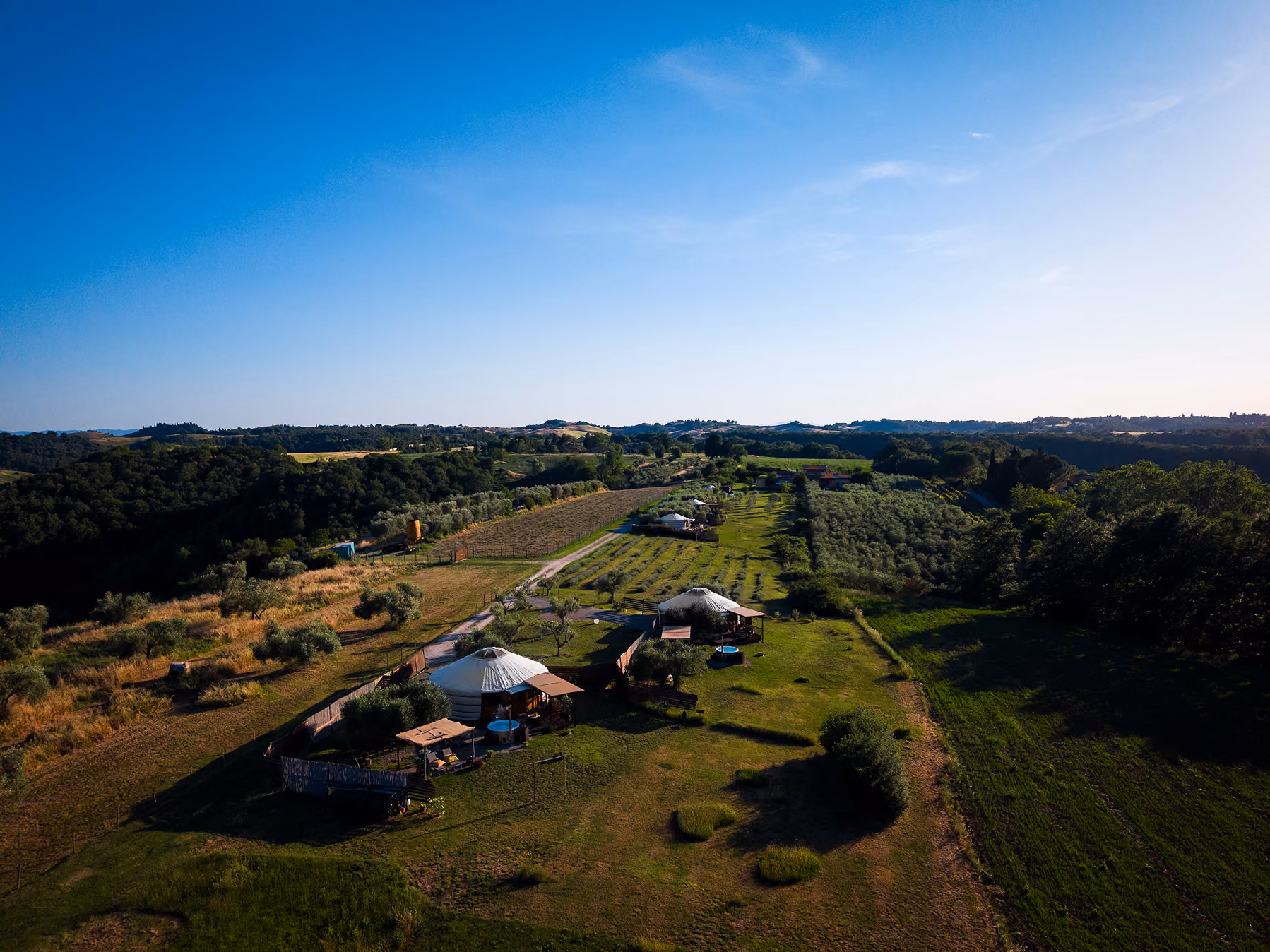 Foto aerea delle yurte al Glamping per coppie Due cuori e una Yurta