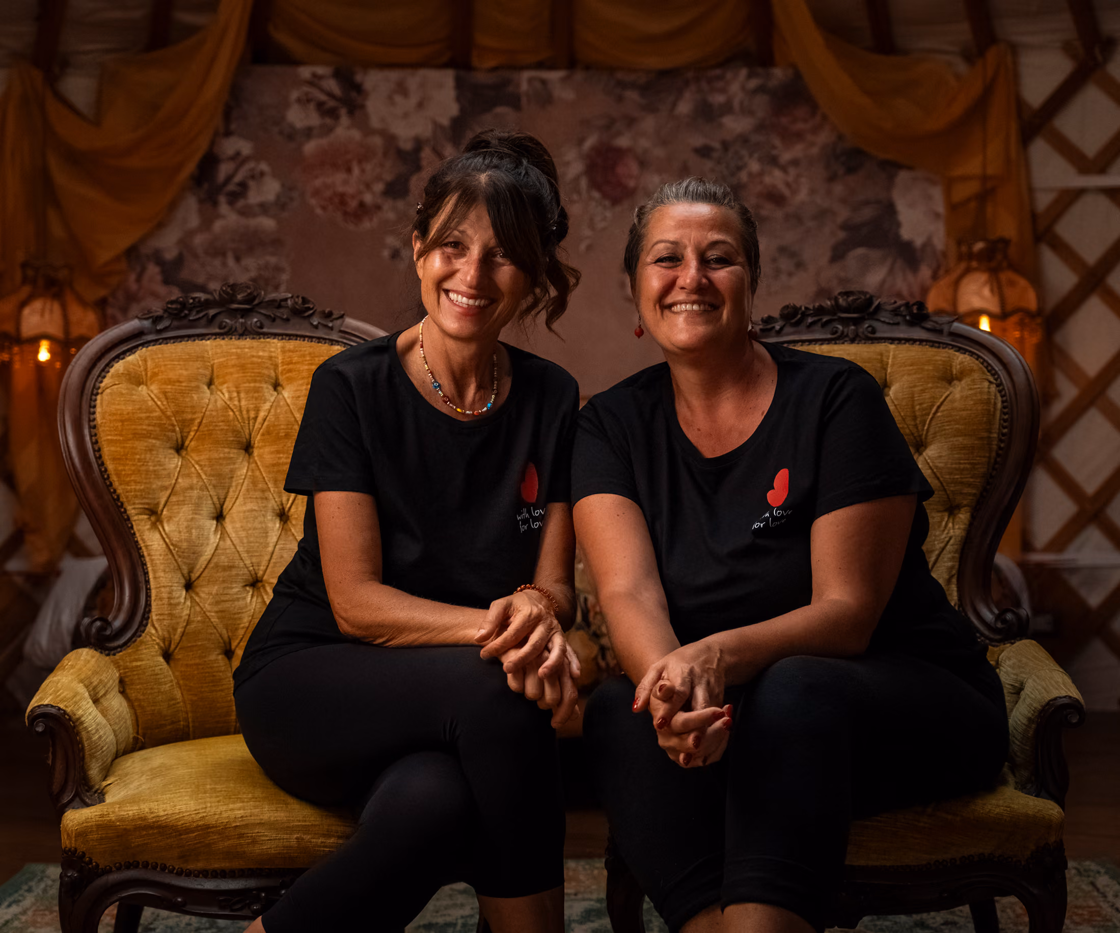 Federica Fiochi e Francesca Fiochi, titolari del Glamping per coppie Due cuori e una Yurta