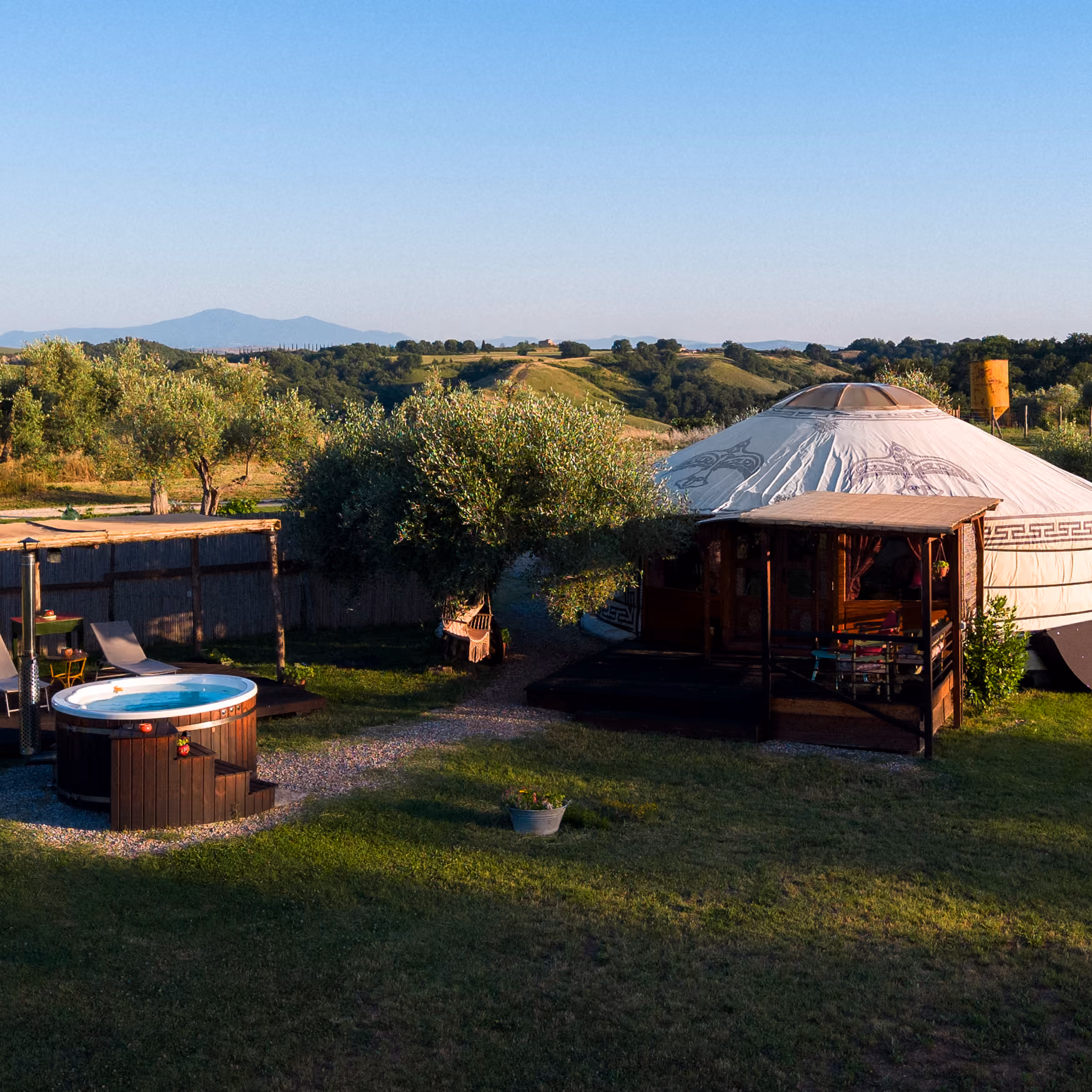 Il giardino esterno a una yurta al Glamping per coppie Due cuori e una Yurta