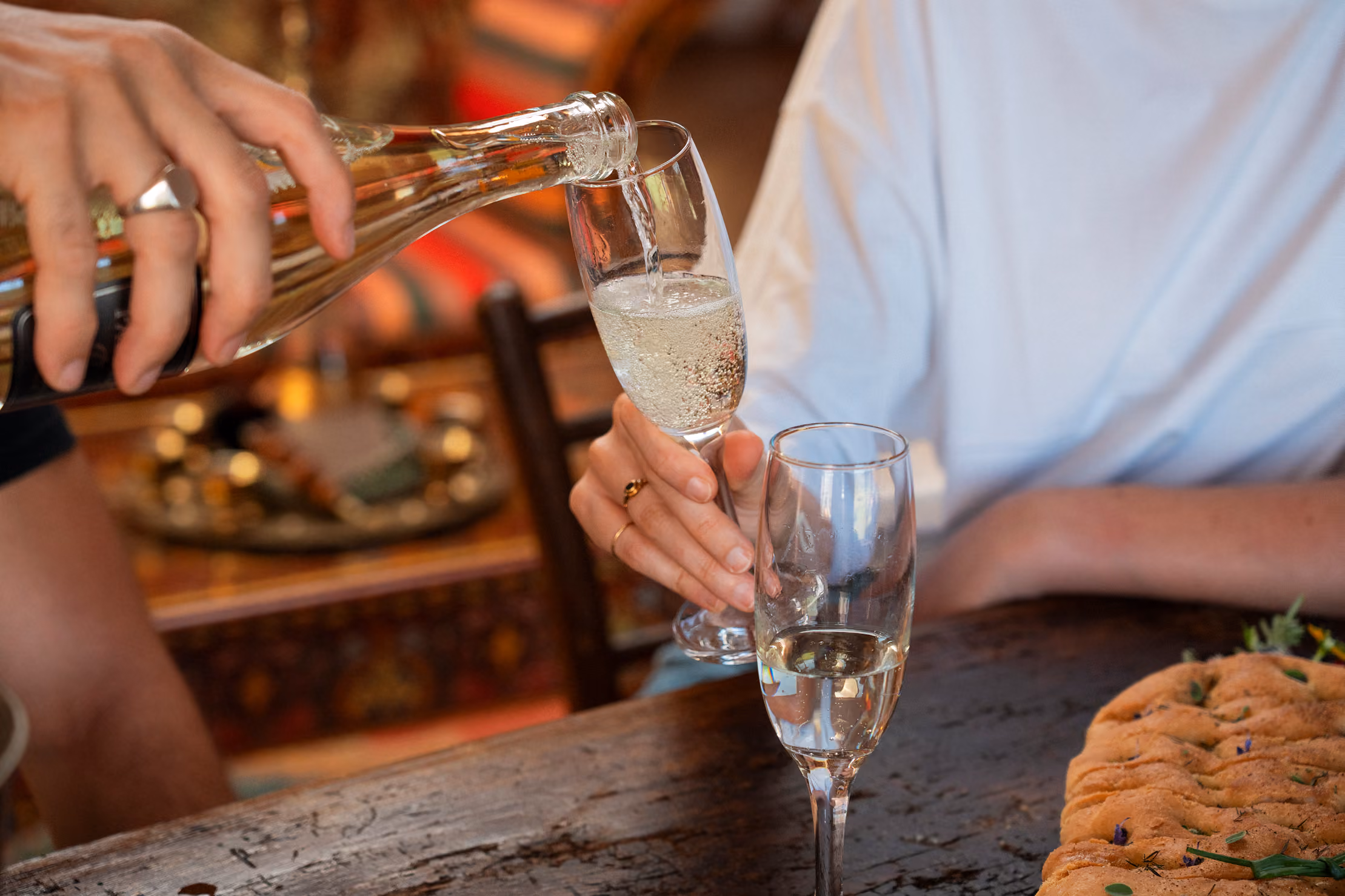 Brindiso col prosecco, parte del benvenuto romantico nella yurta all'arrivo al Glamping per coppie Due cuori e una Yurta