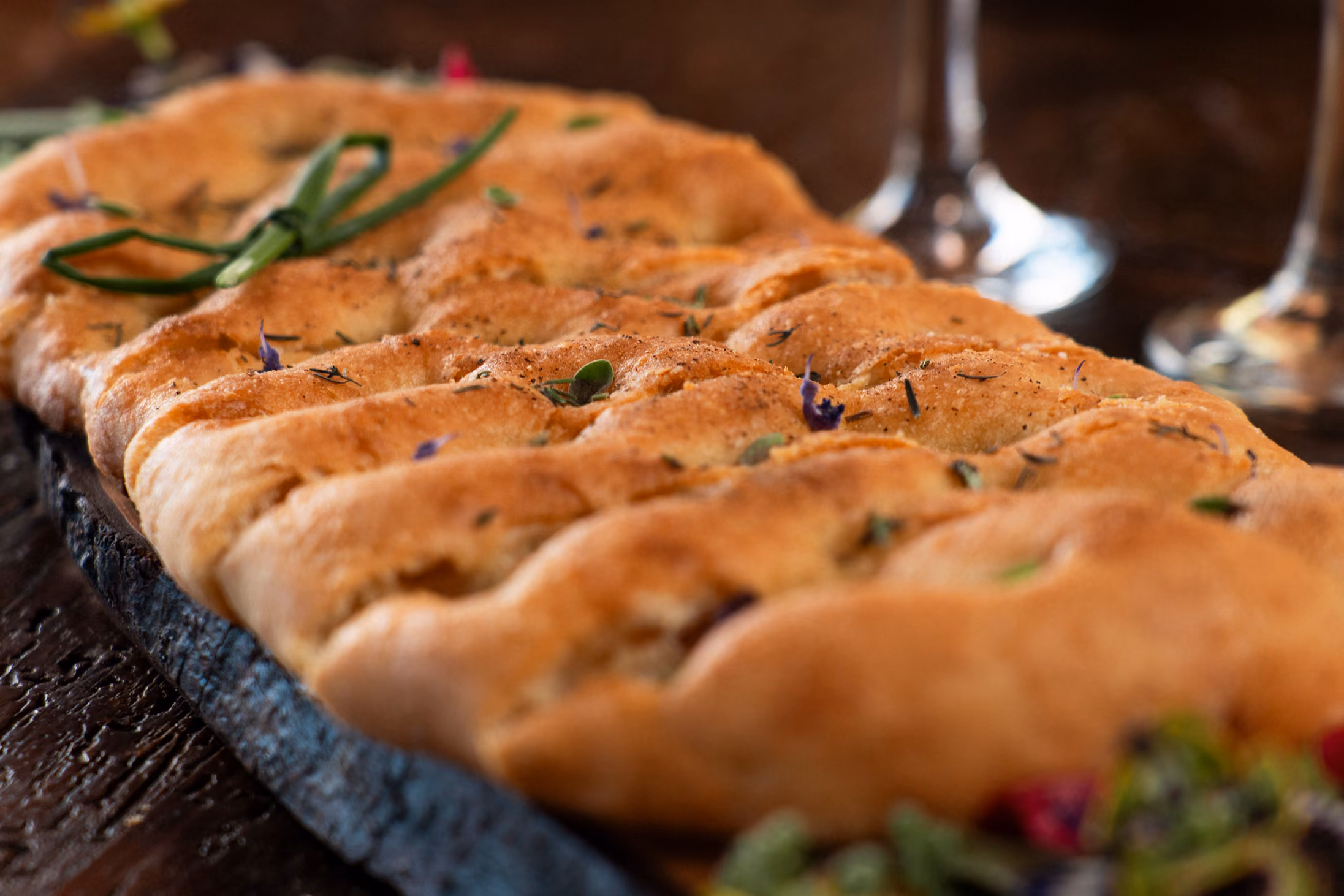 Focaccia (ciaccone) fatta in casa, parte dell'accoglienza romantica al Glamping per coppie Due cuori e una Yurta