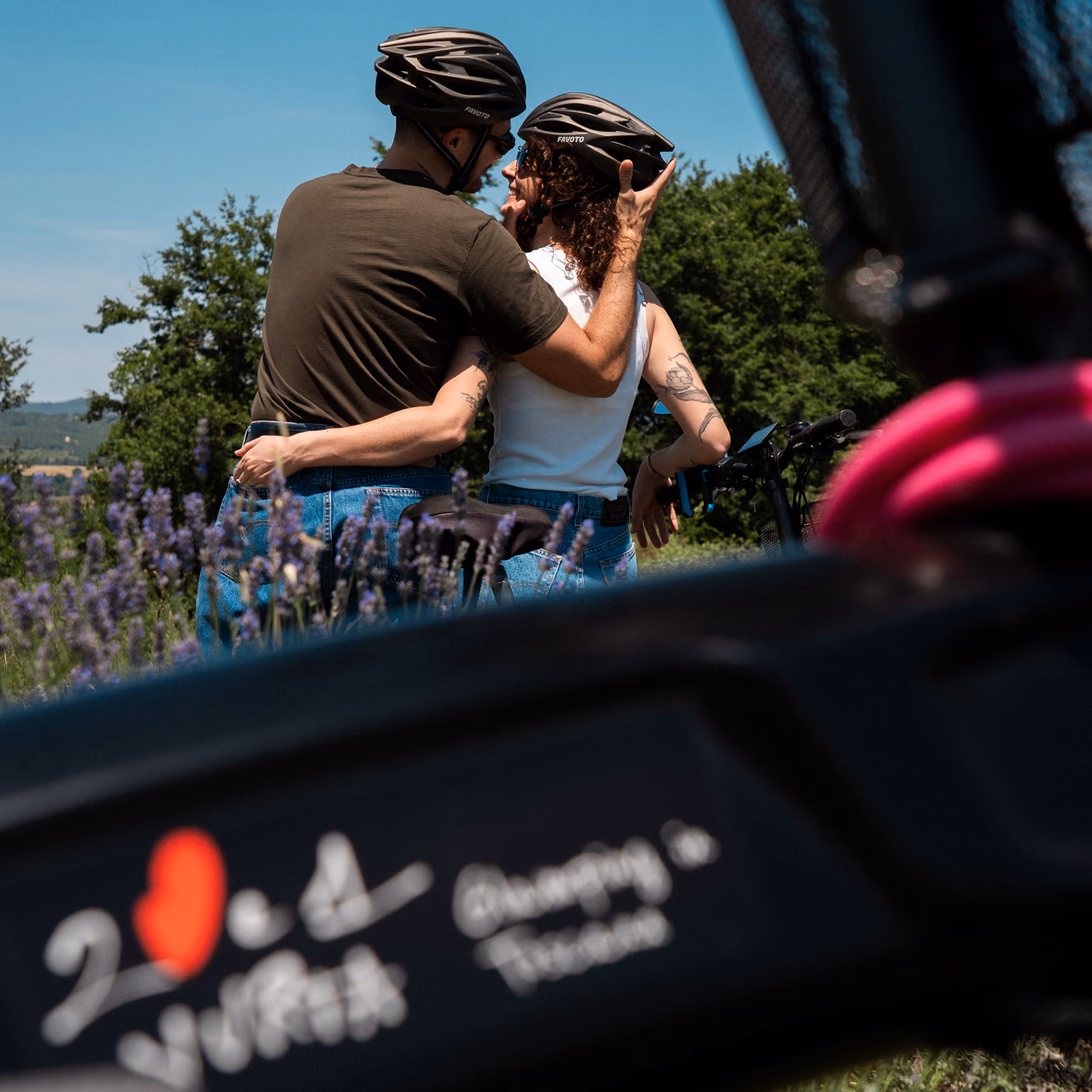 Una coppia si riposa dalla sbiciclata sulle bici elettriche, una delle esperienze fuori dalle yurte del Glamping per coppie Due cuori e una Yurta