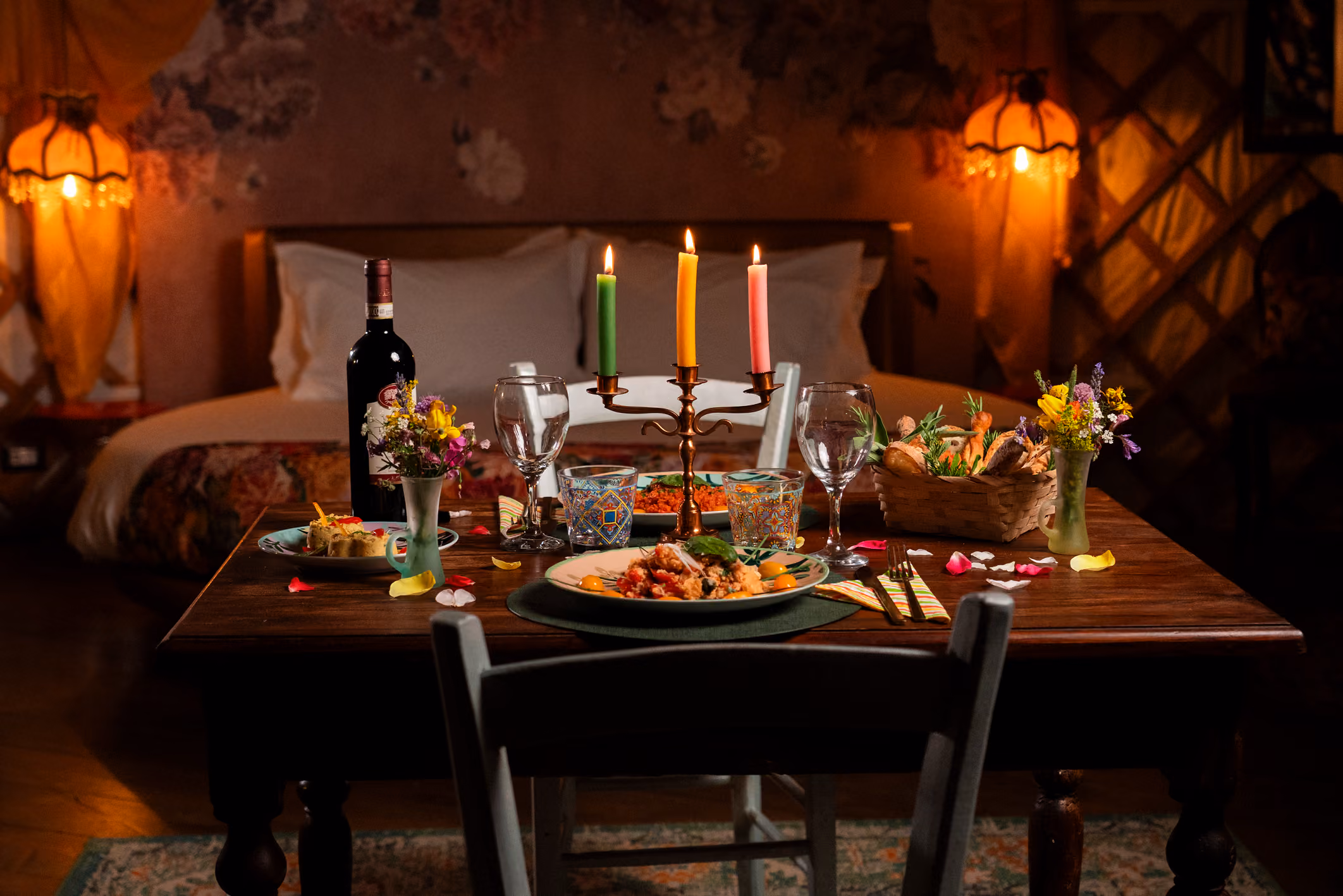 Una meravigliosa tavola imbandita, pronta per la cena romantica nella yurta al Glamping per coppie Due cuori e una Yurta