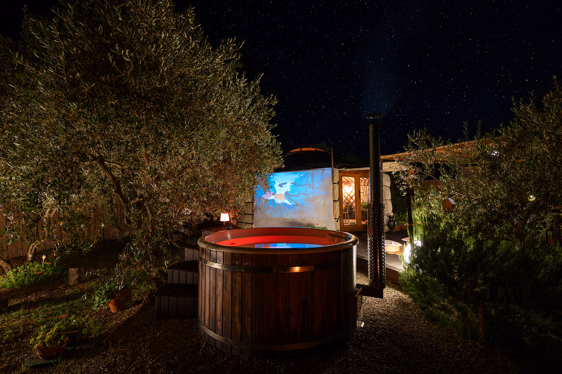 Giardino fuori dalla yurta, con hot tub /jacuzzi o bagno caldo, al Glamping per coppie Due cuori e una Yurta