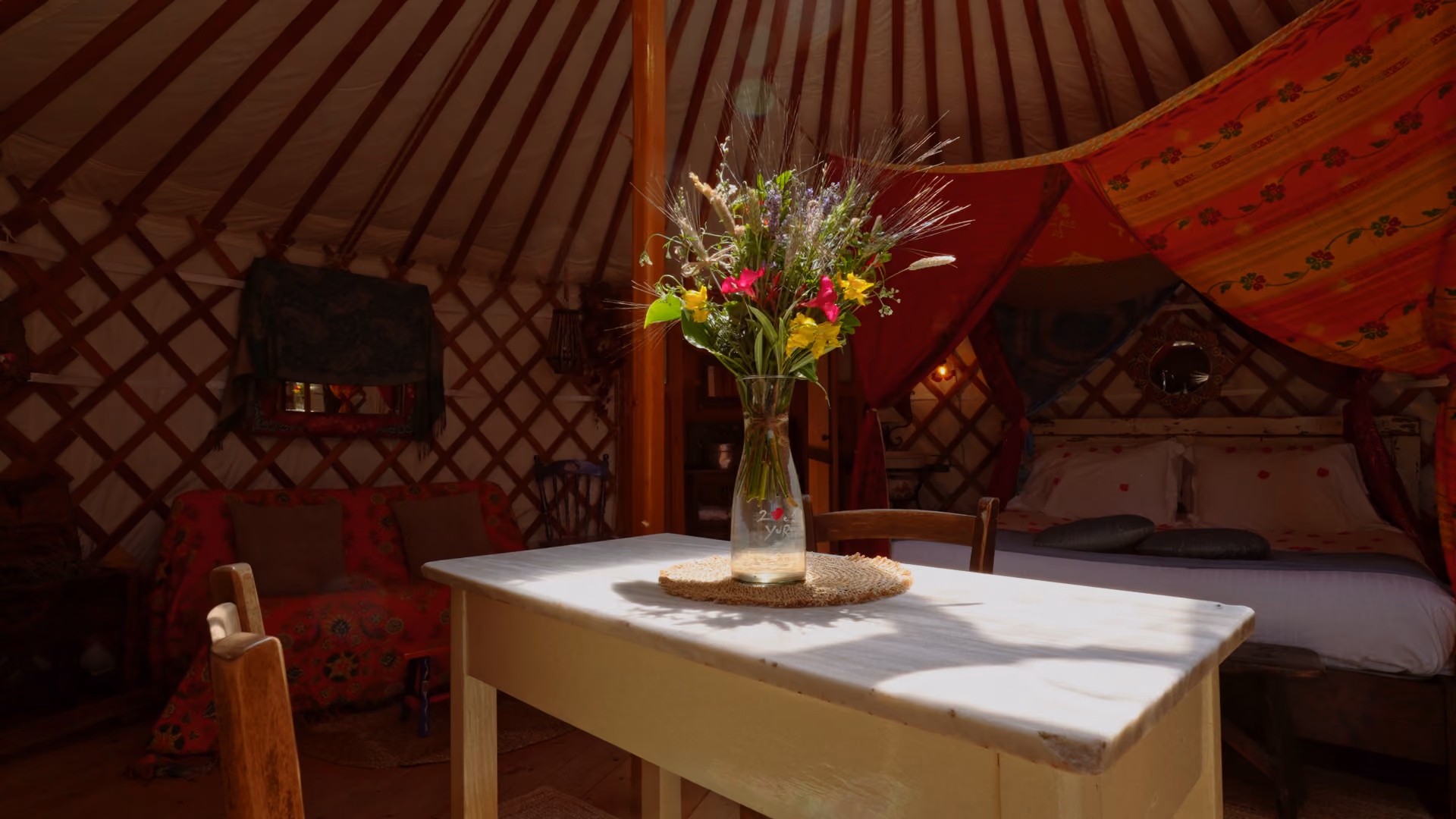 Mazzo di fiori dentro una yurta al Glamping per coppie Due cuori e una Yurta
