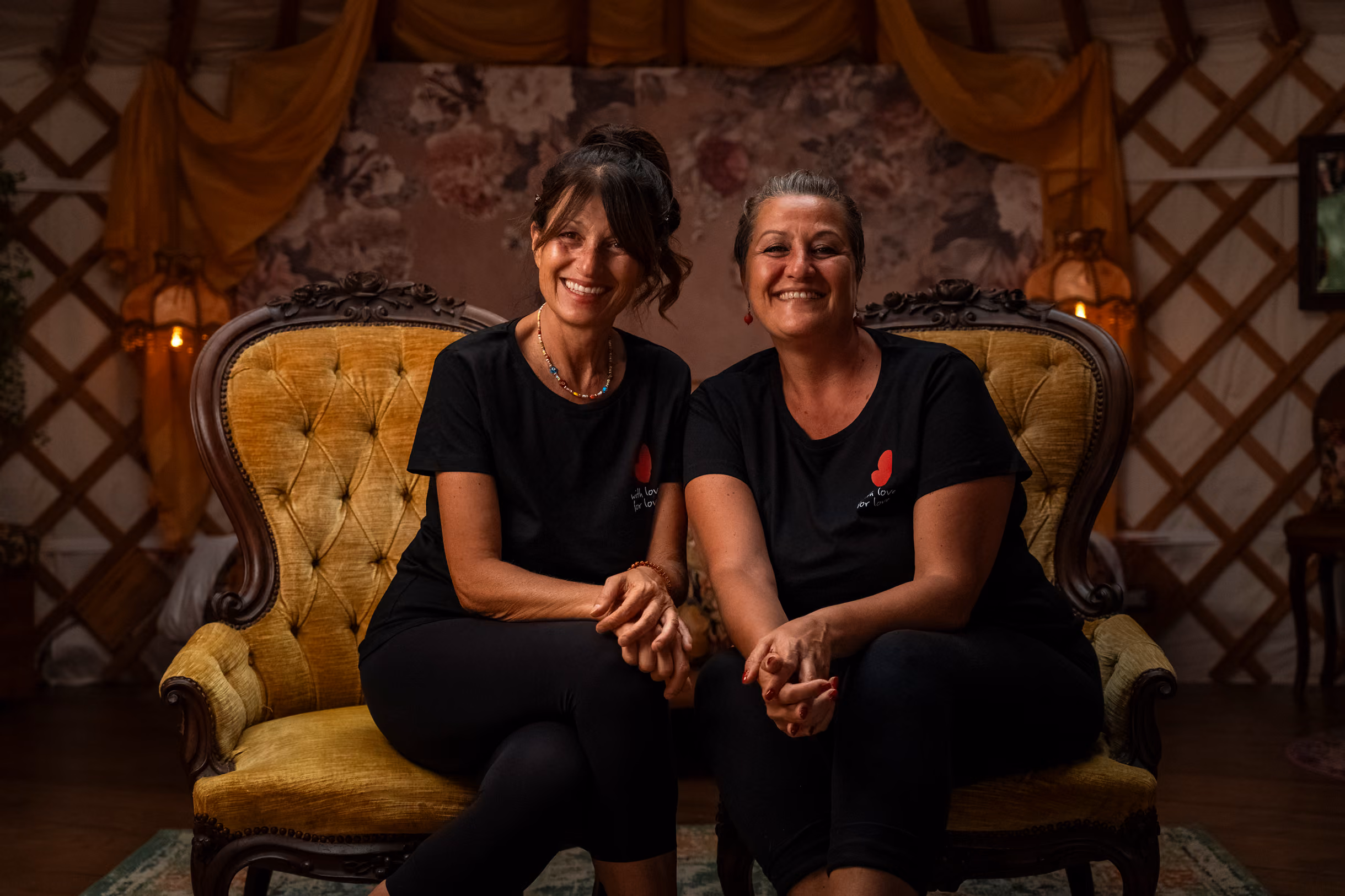 Federica Fiochi e Francesca Fiochi, titolari del Glamping per coppie Due cuori e una Yurta