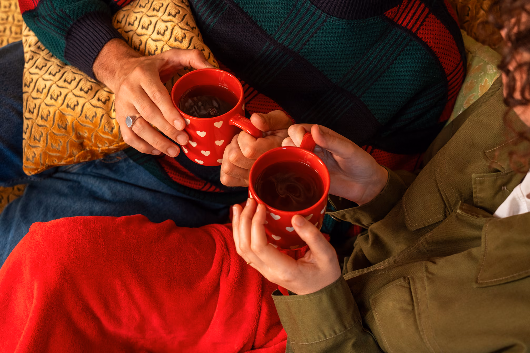 Una coppia condivide una tisana d'inverno al Glamping per coppie Due cuori e una Yurta