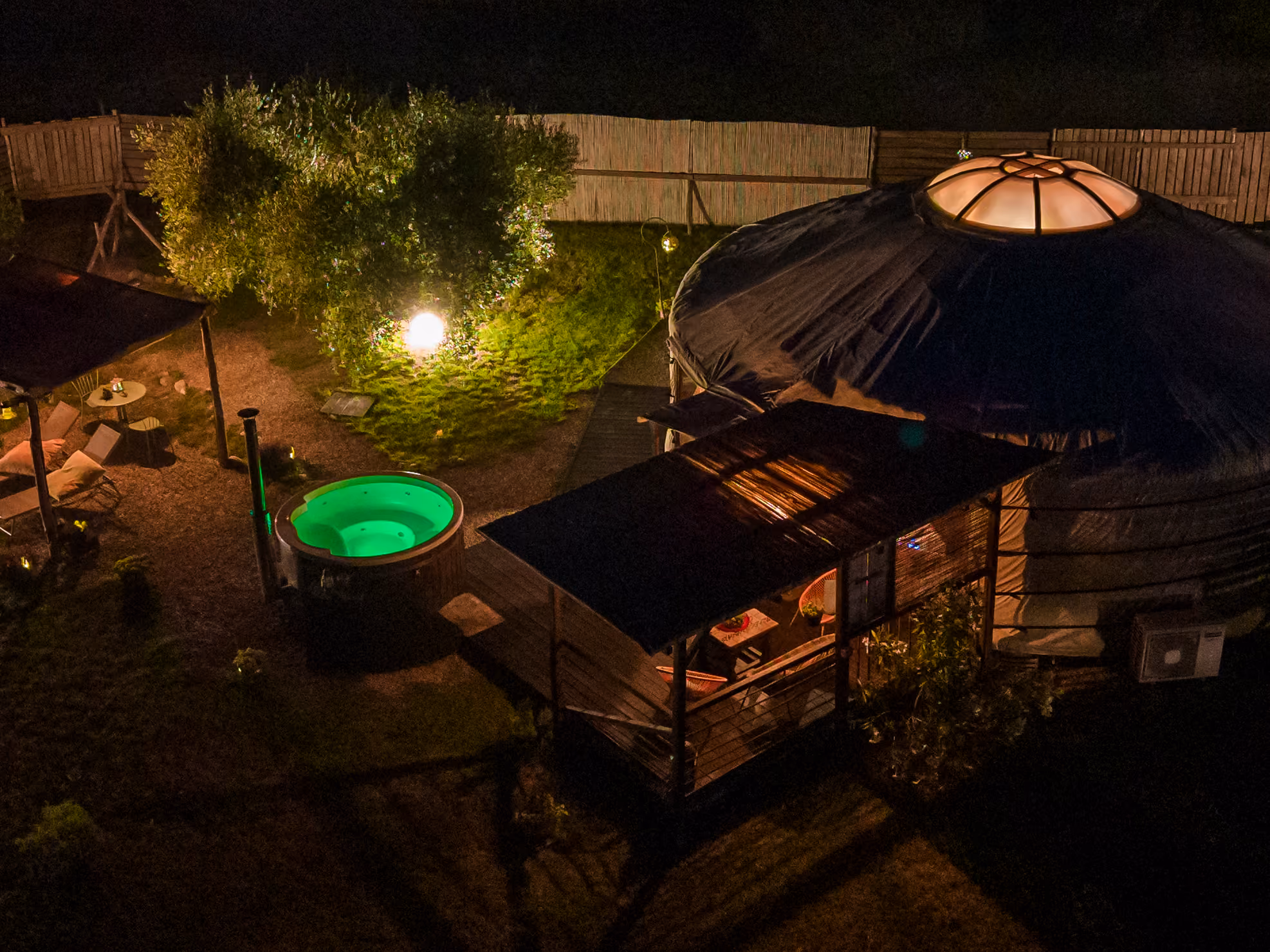 Foto esterna notturna di una yurta al Glamping per coppie Due cuori e una Yurta