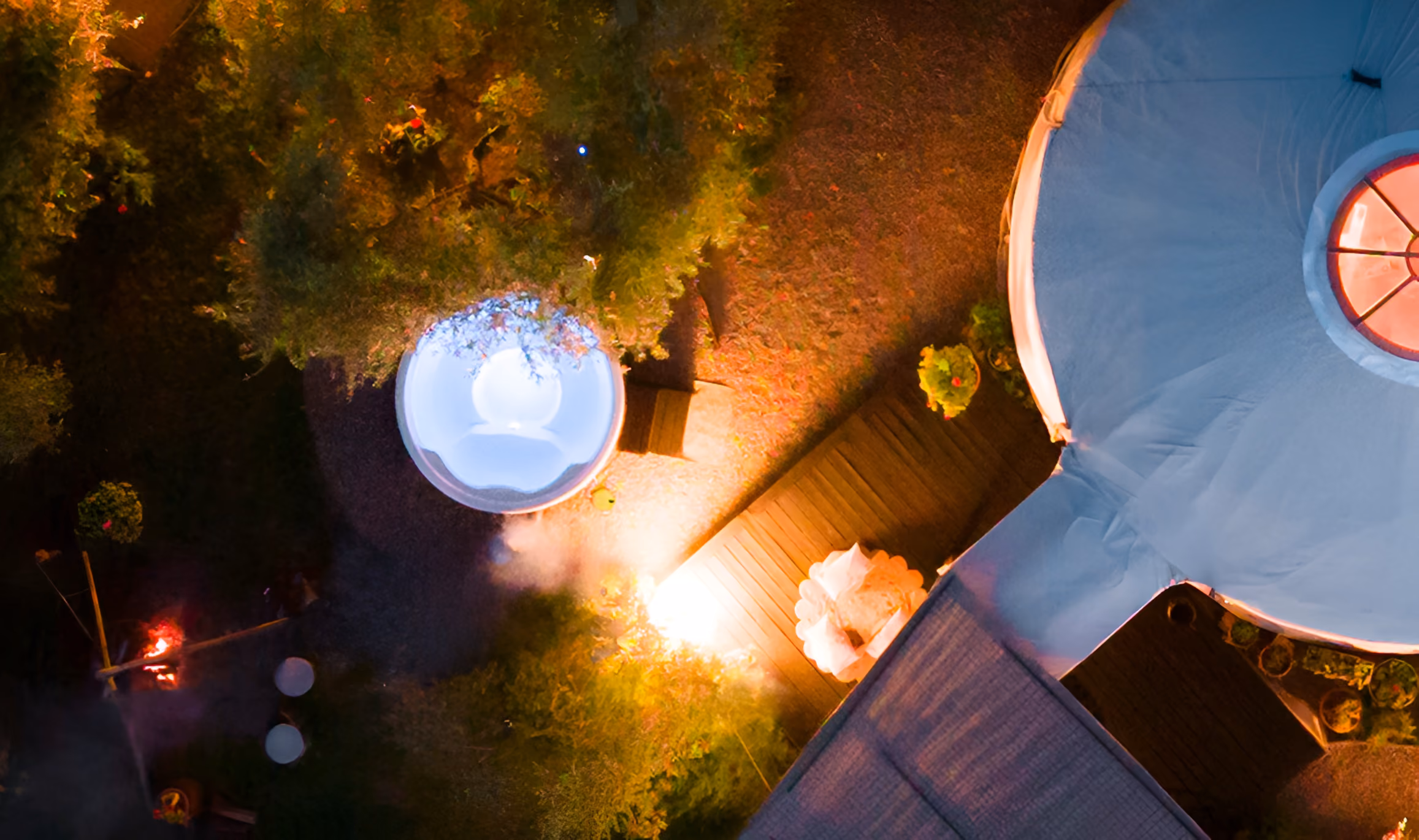 Foto dall'alto di una yurta di notte al Glamping per coppie Due cuori e una Yurta