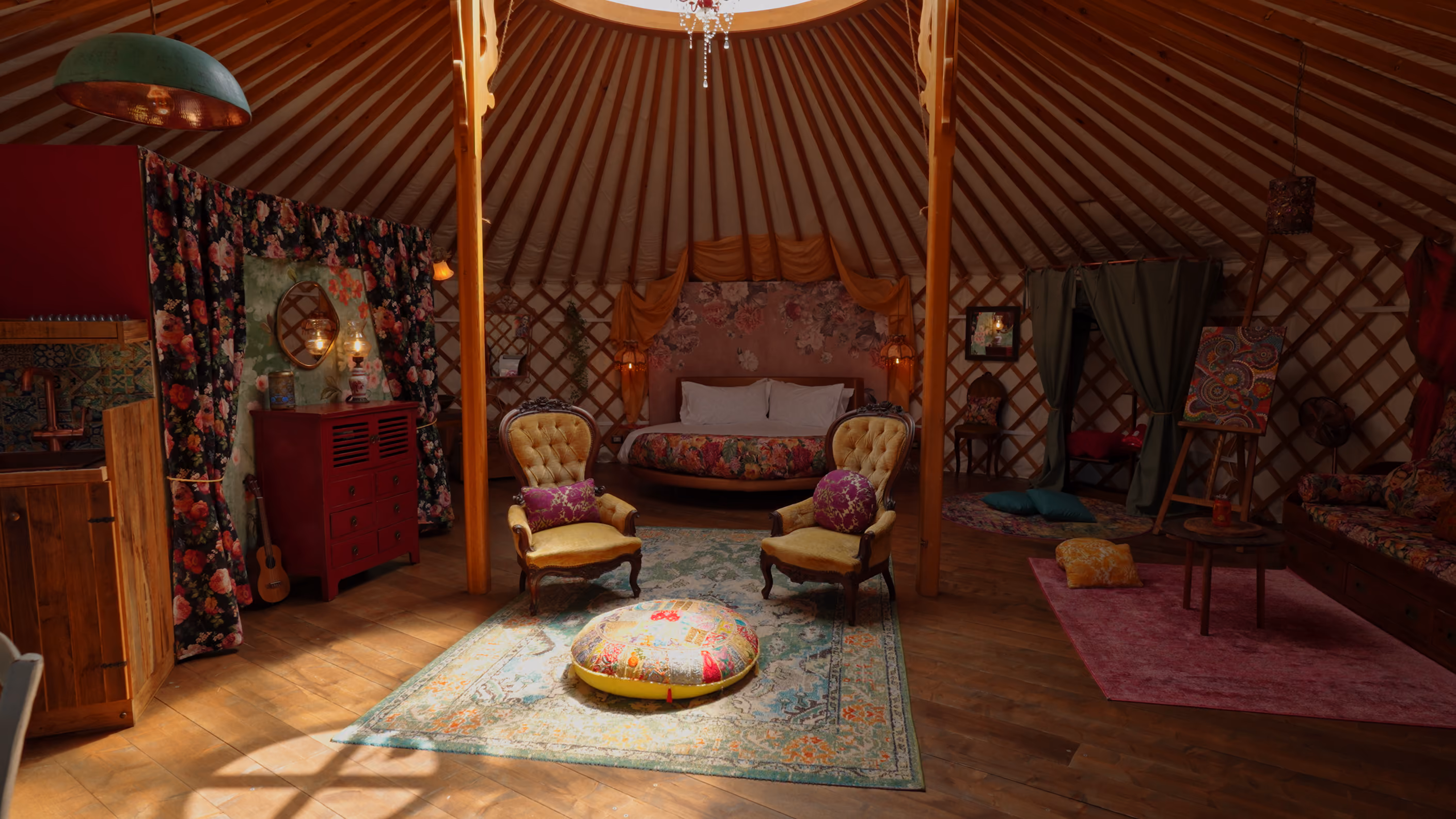 Spettacolare interno arredato di una yurta Gold al Glamping per coppie Due cuori e una Yurta