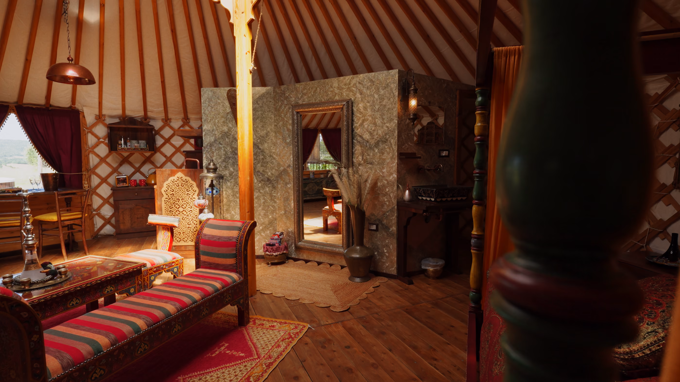 Scorcio dei bellissimi dettagli dell'ambiente interno di una yurta del Glamping per coppie Due cuori e una Yurta