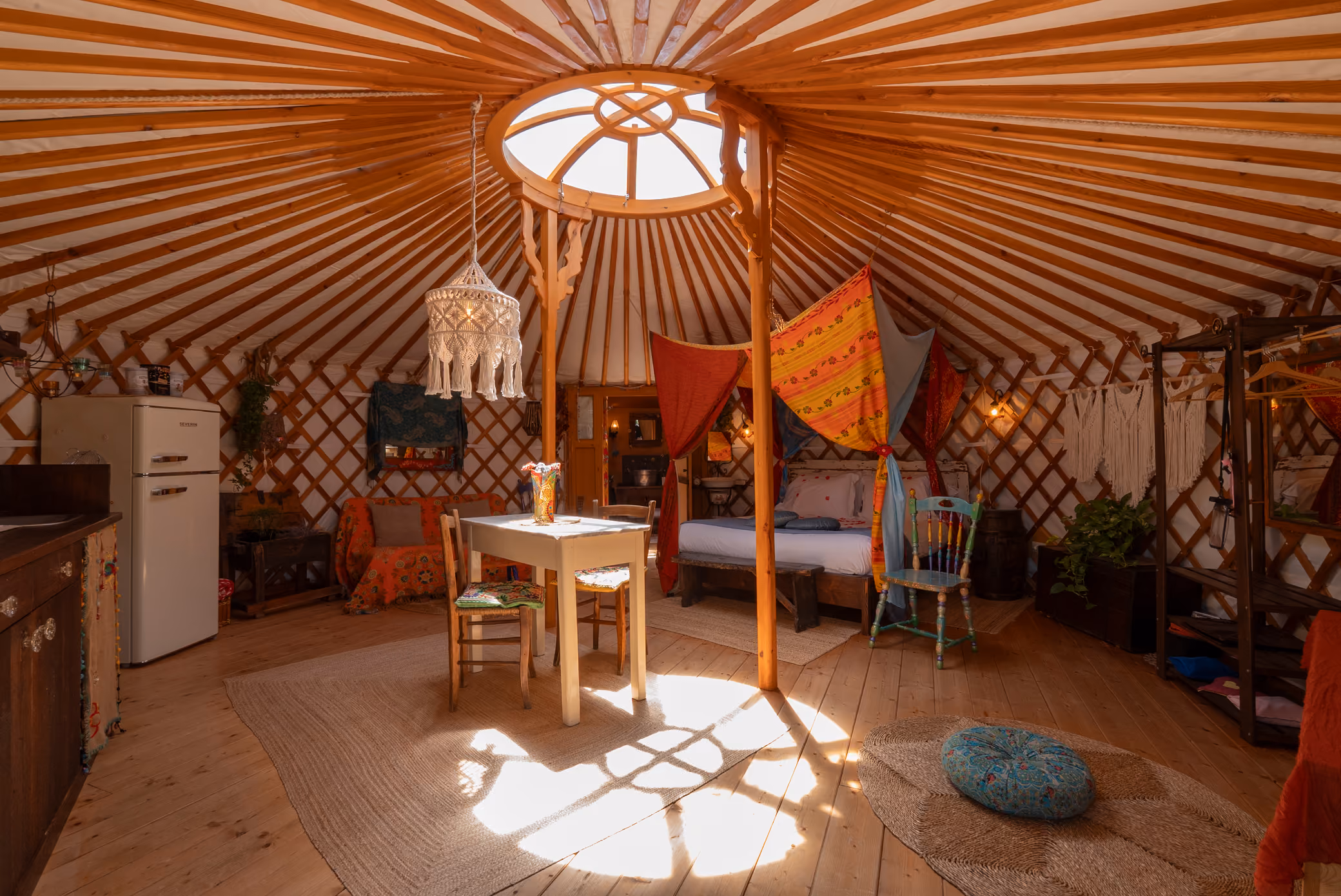 Meravigliosa foto dell'interno di una Yurta al Glamping per coppie Due cuori e una Yurta