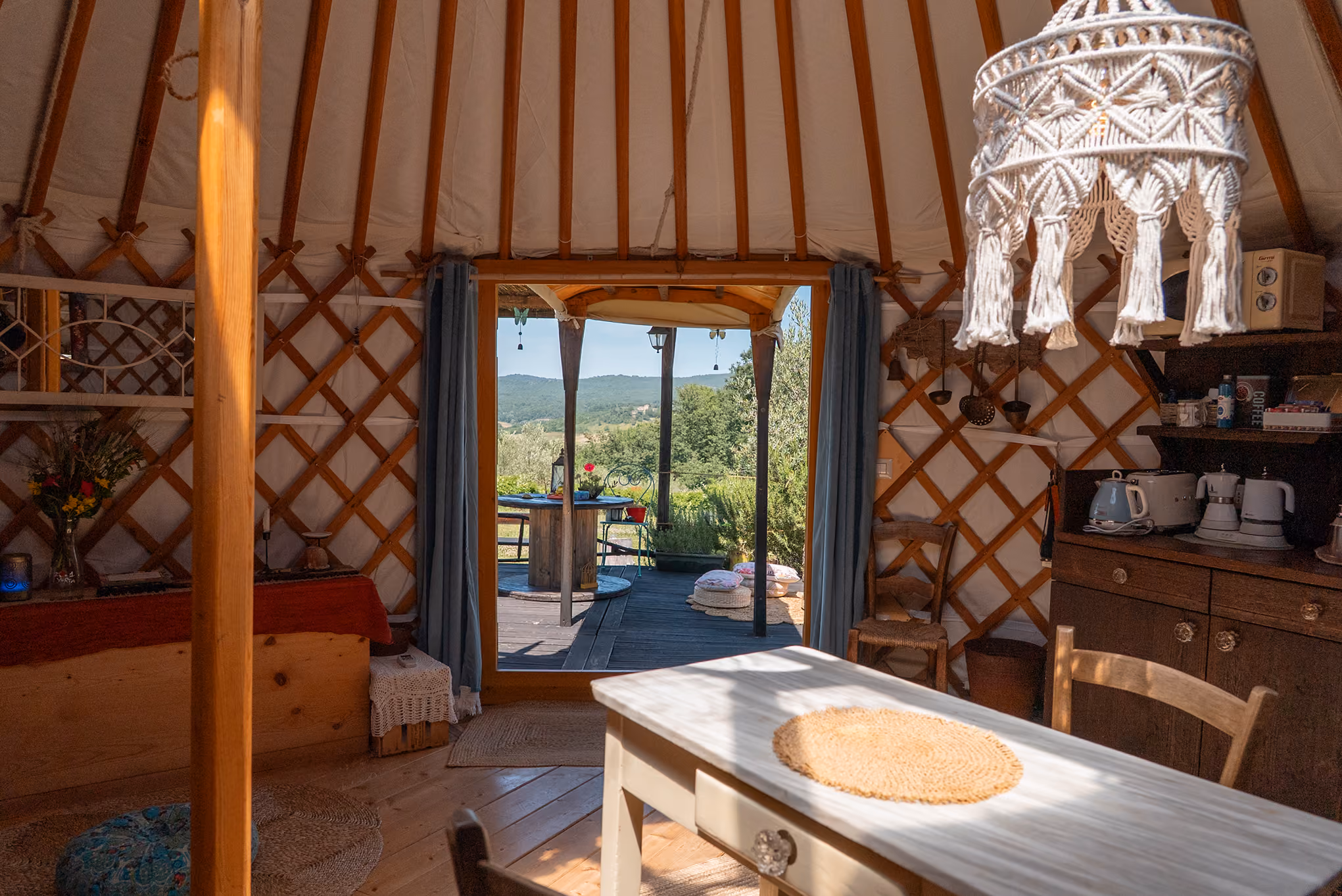 Meraviglioso scorcio della porta d'ingresso di una yurta, con vista sulle colline della Toscana al Glamping per coppie Due cuori e una Yurta