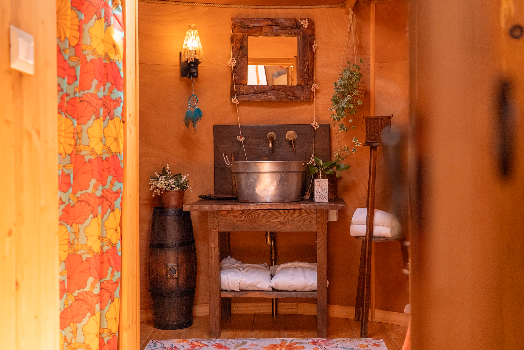 Foto di uno scorcio del bagno di una yurta silver al Glamping per coppie Due cuori e una Yurta