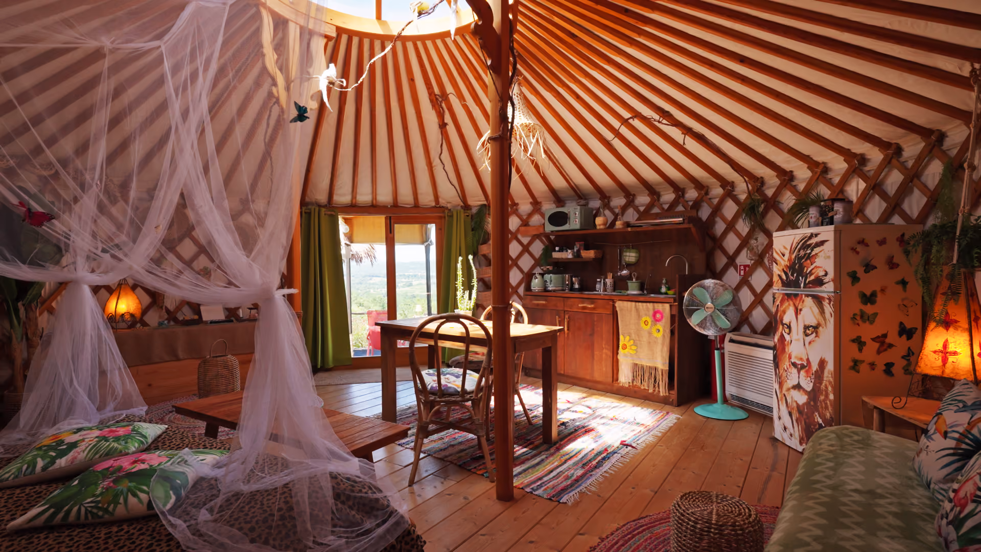 Il meraviglioso ingresso con vista colline della yurta Jungle al Glamping per coppie Due cuori e una Yurta