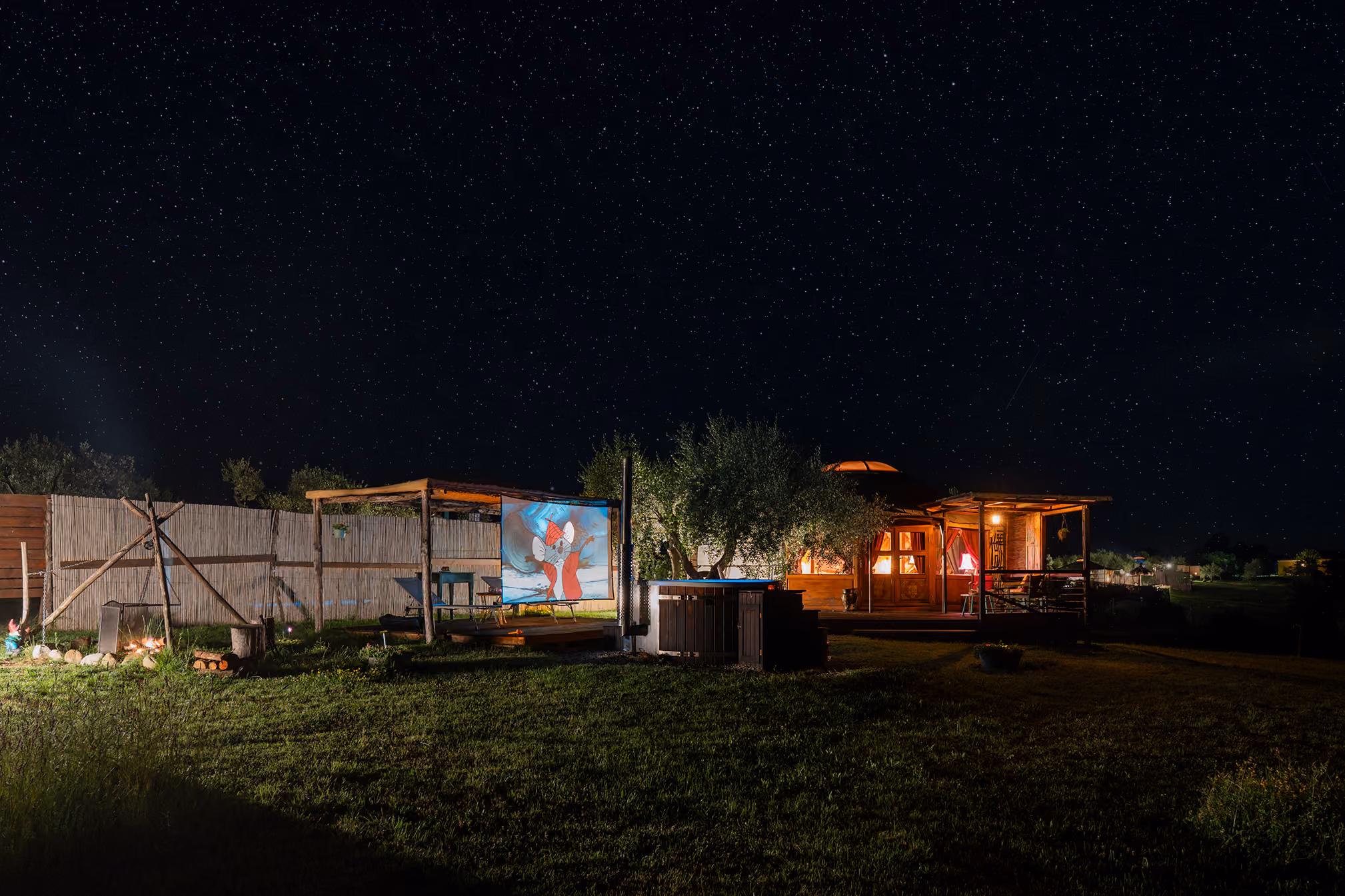 Il giardino notturno al Glamping per coppie Due cuori e una Yurta