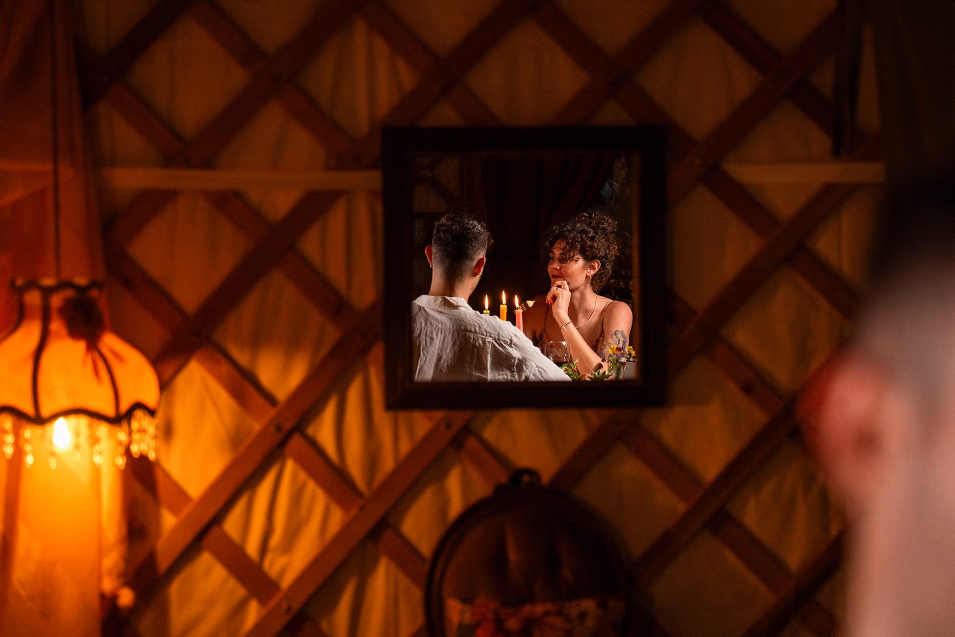 Riflesso nello specchio di una coppia che condivide una cena romantica al Glamping per coppie Due cuori e una Yurta