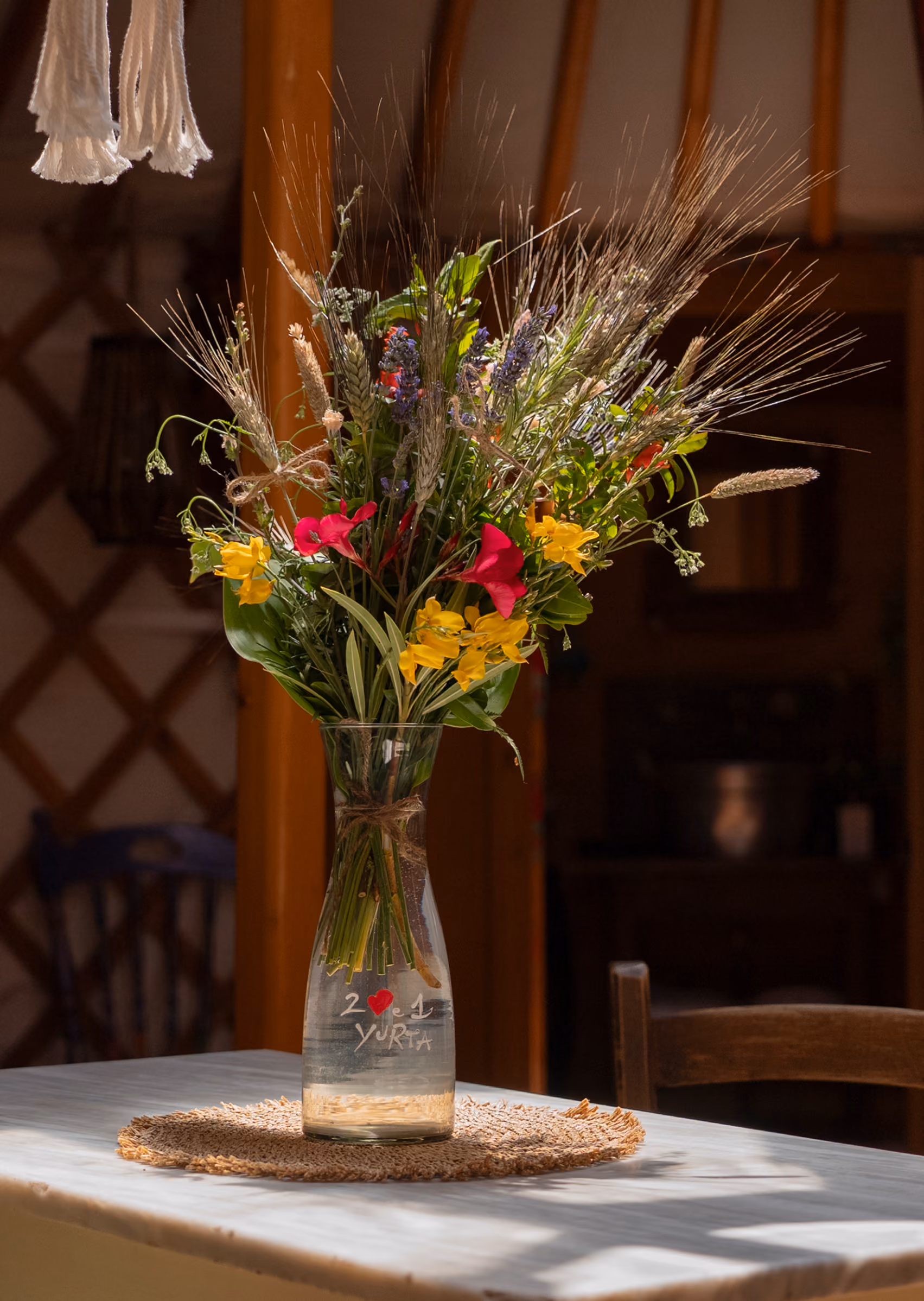 Un bellissimo mazzo di fiori di campo raccolti al Glamping per coppie Due cuori e una Yurta