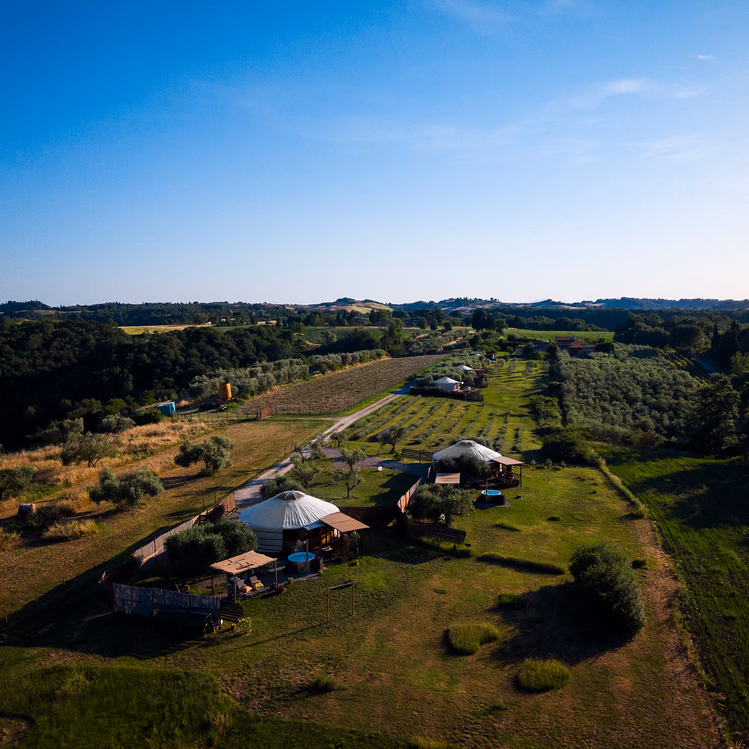 Foto aerea delle yurta del Glamping per coppie Due cuori e una Yurta