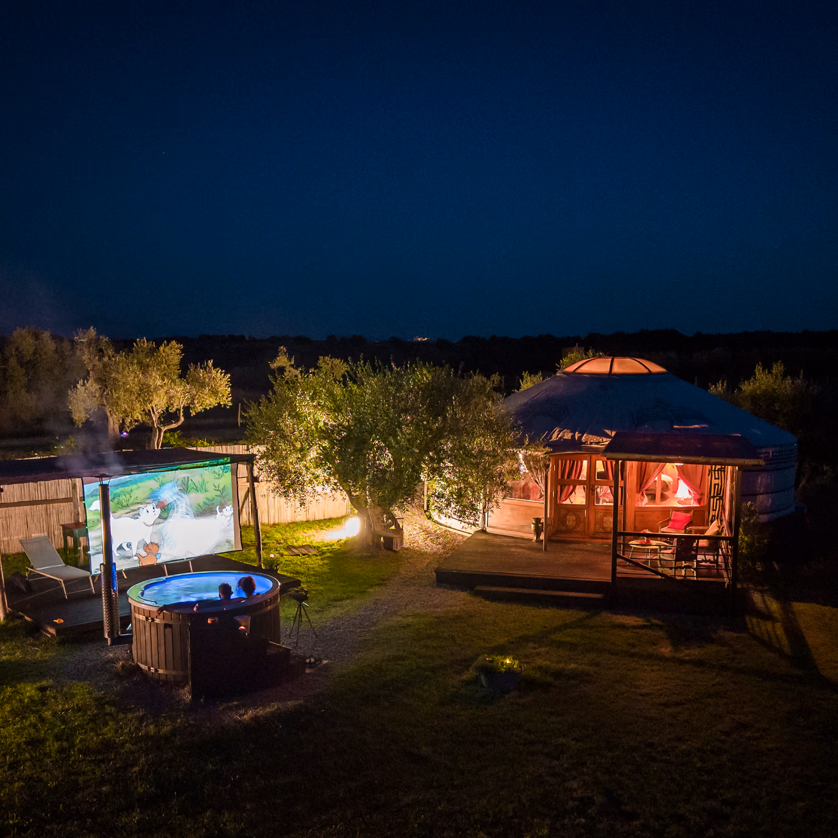 L'esterno di una yurta, con hot tub/ jacuzzi / bagno caldo / vasca calda al Glamping per coppie Due cuori e una Yurta