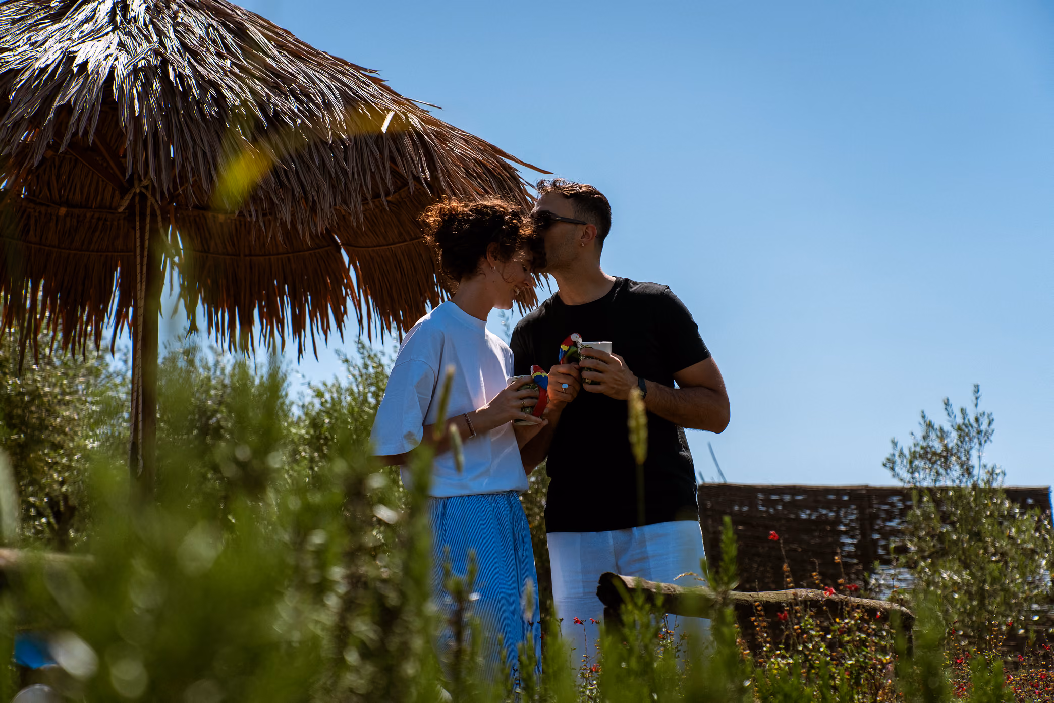 Una coppia fa colazione fuori da una yurta - Glamping per coppie Due cuori e una Yurta - 