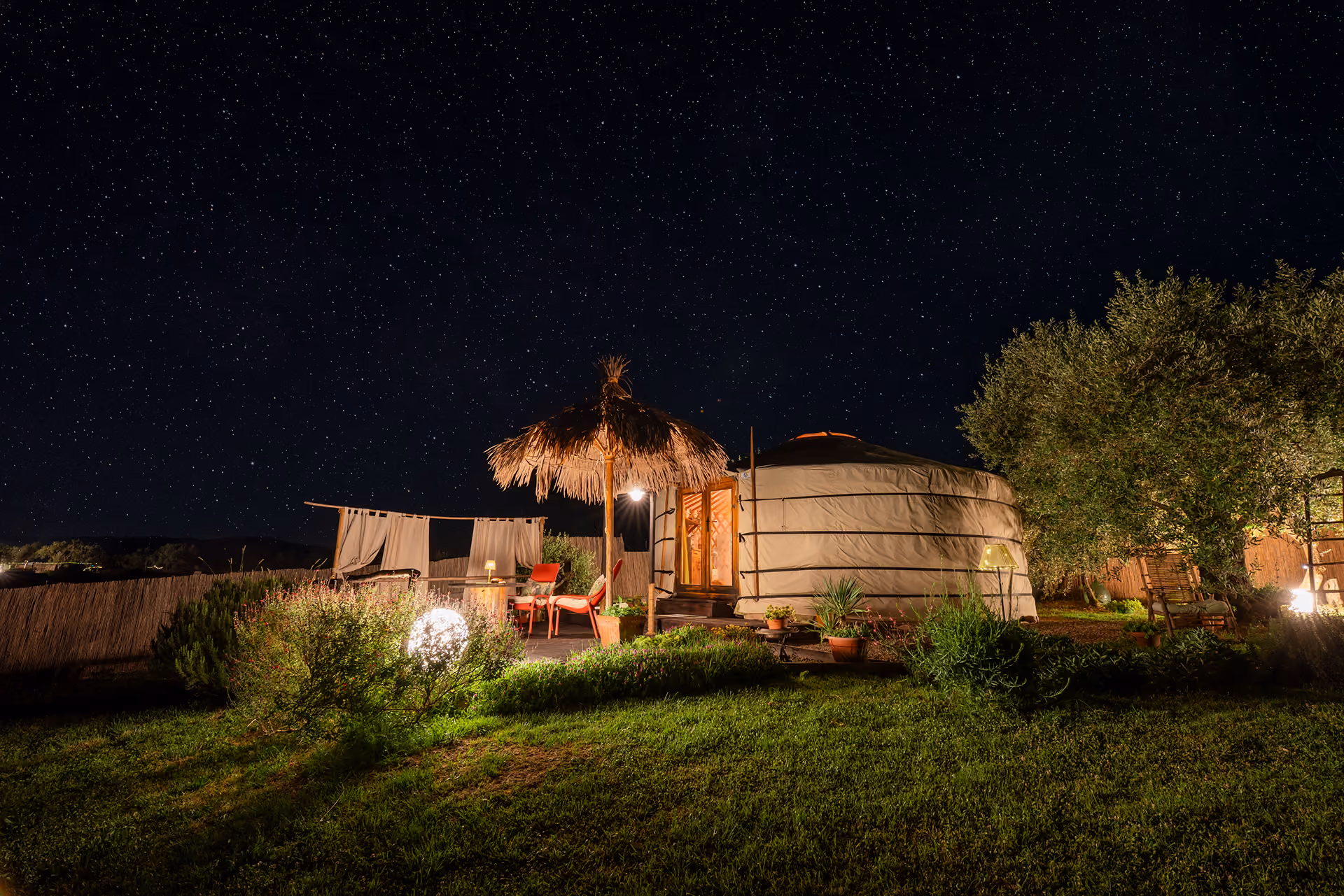 Foto notturna del meraviglioso giardino esterno alla yurta - Glamping per coppie Due cuori e una Yurta