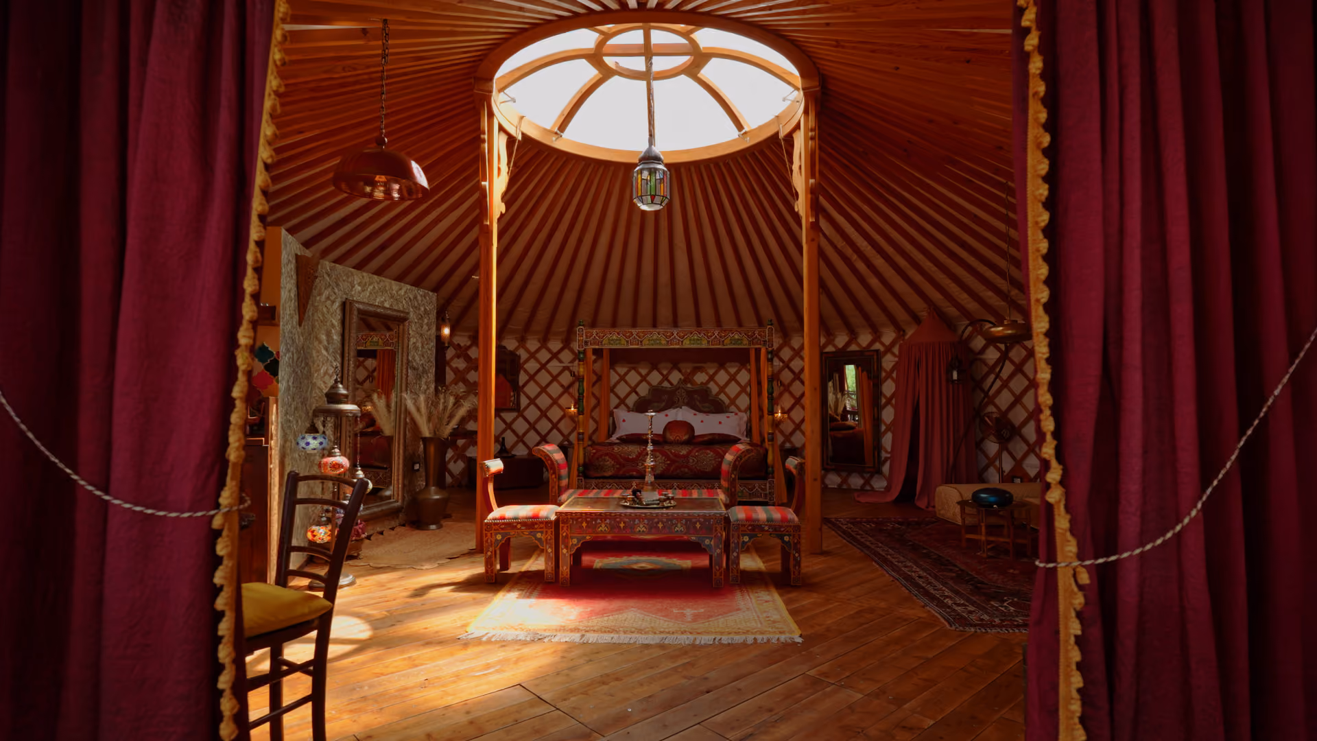 Interno di una yurta Gold - Glamping per coppie Due cuori e una Yurta