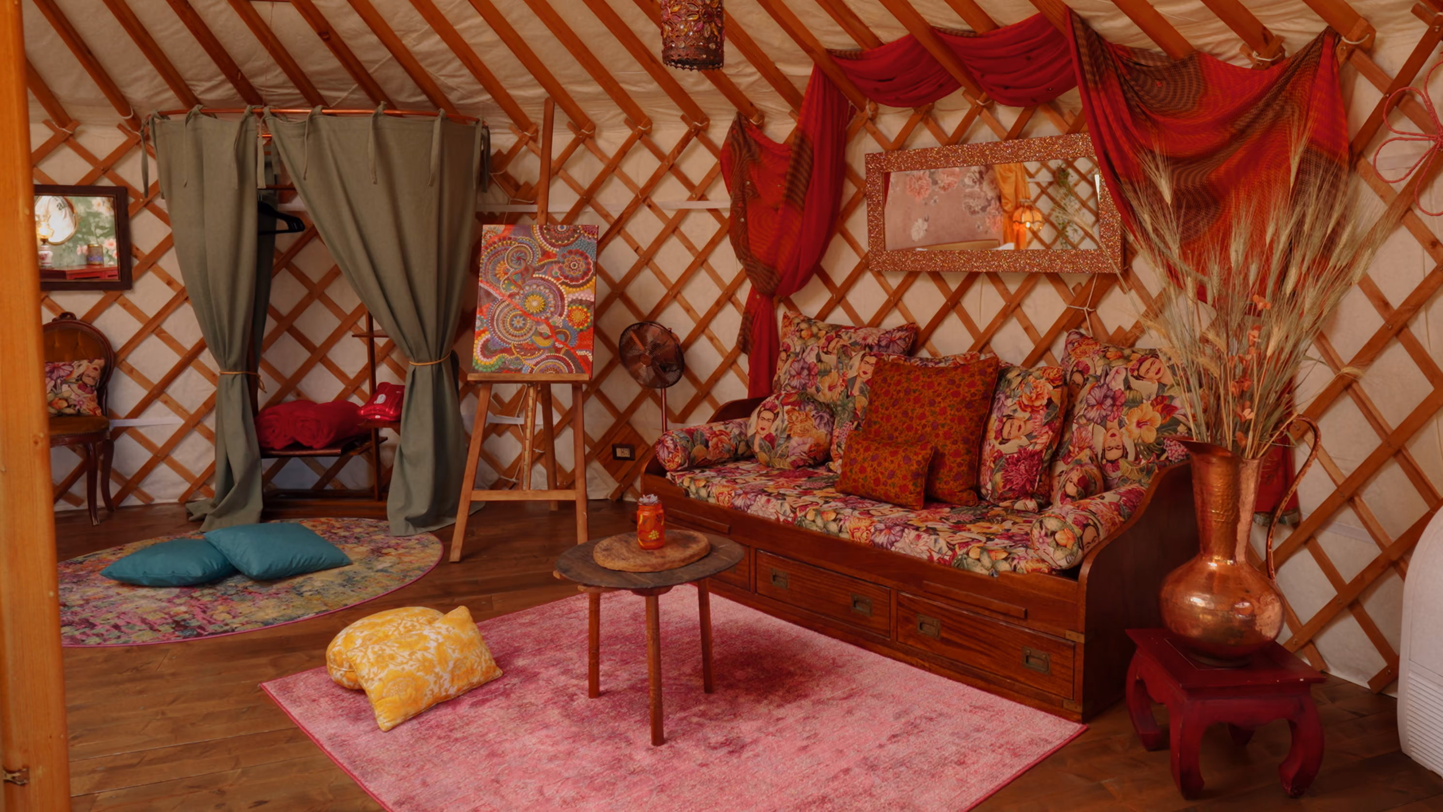 Foto dell'interno di una Yurta Gold - Glamping per coppie Due cuori e una Yurta 