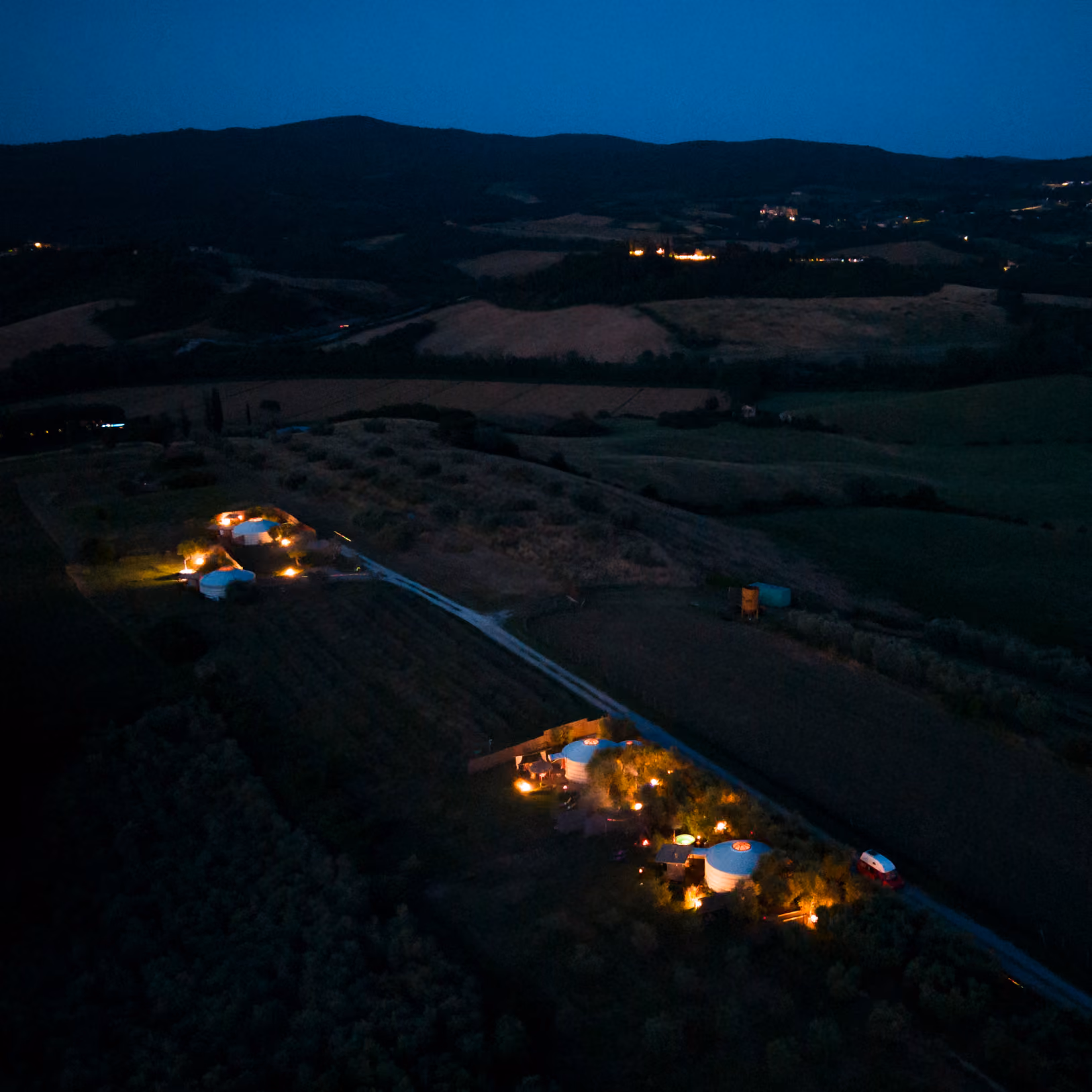 Vista notturna del Glamping in Toscana per coppie Due cuori e una Yurta