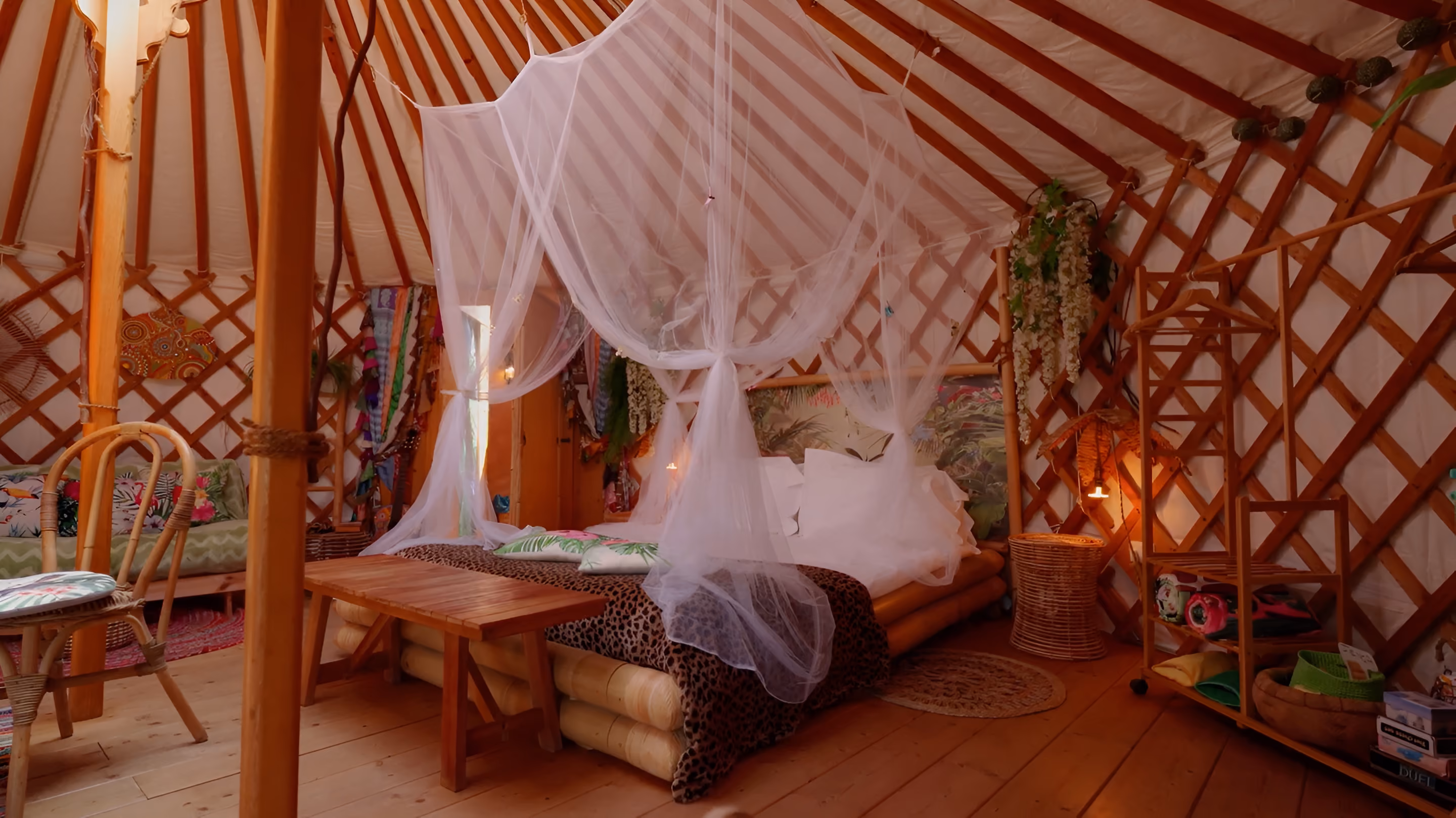 Interno della yurta jungle, al Glamping per coppie in Toscana Due cuori e una yurta