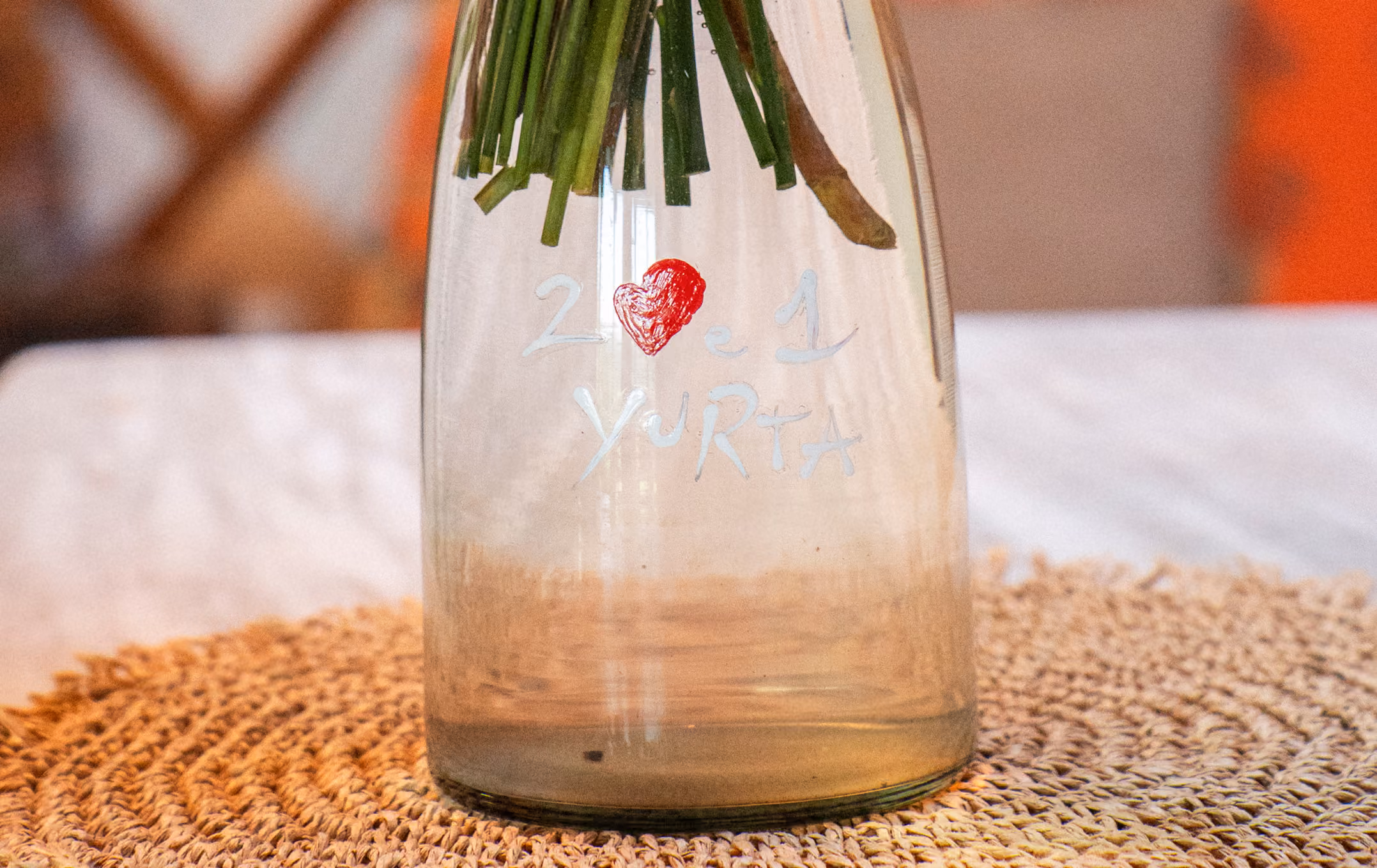 Vaso con il logo del Glamping in Toscana per Coppie Due cuori e una Yurta