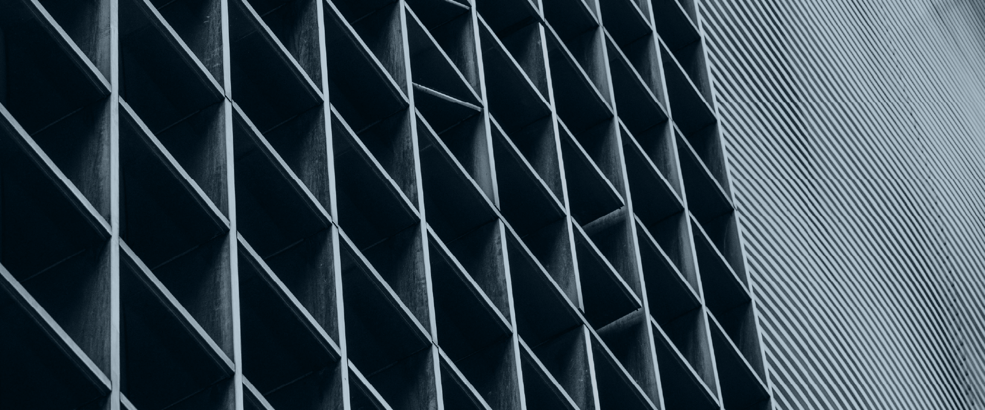 Estructura arquitectónica que representa el análisis de una transacción corporativa antes de una adquisición o inversión empresarial.