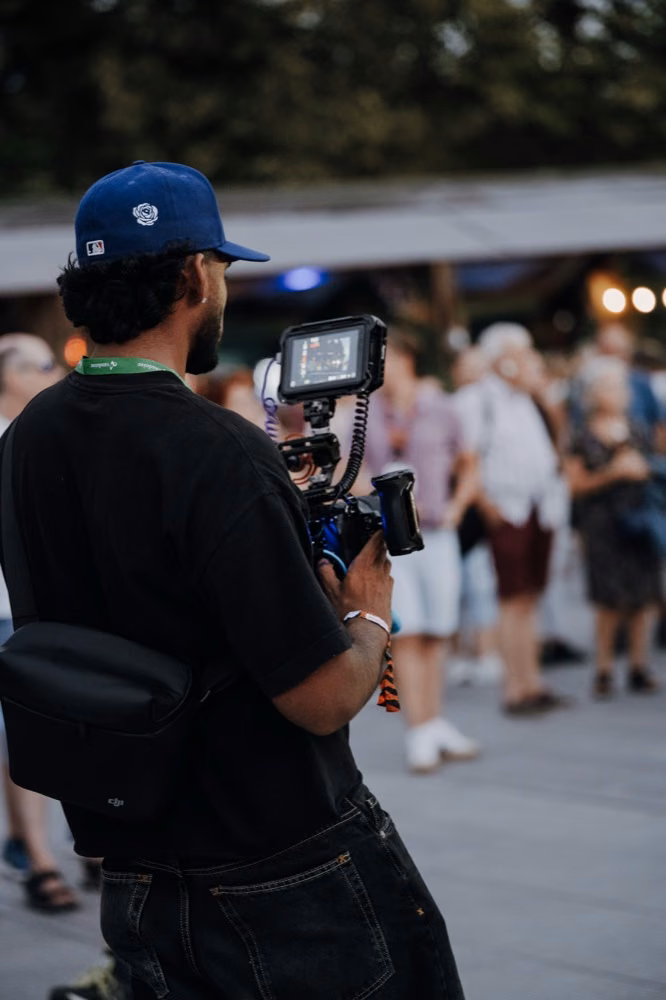 Haldelain filmt mit Gimbal auf dem Festivalgelände