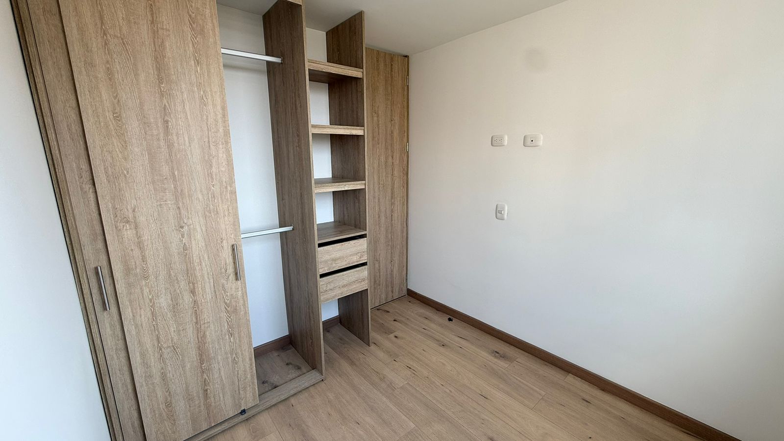Clossét / Hab principal: Habitación principal con balcón, apartamento Linz Zentral

