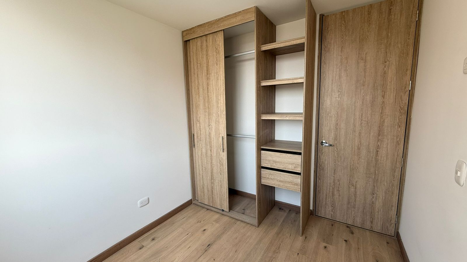 Clossét / Hab principal: Habitación principal con balcón, apartamento Linz Zentral