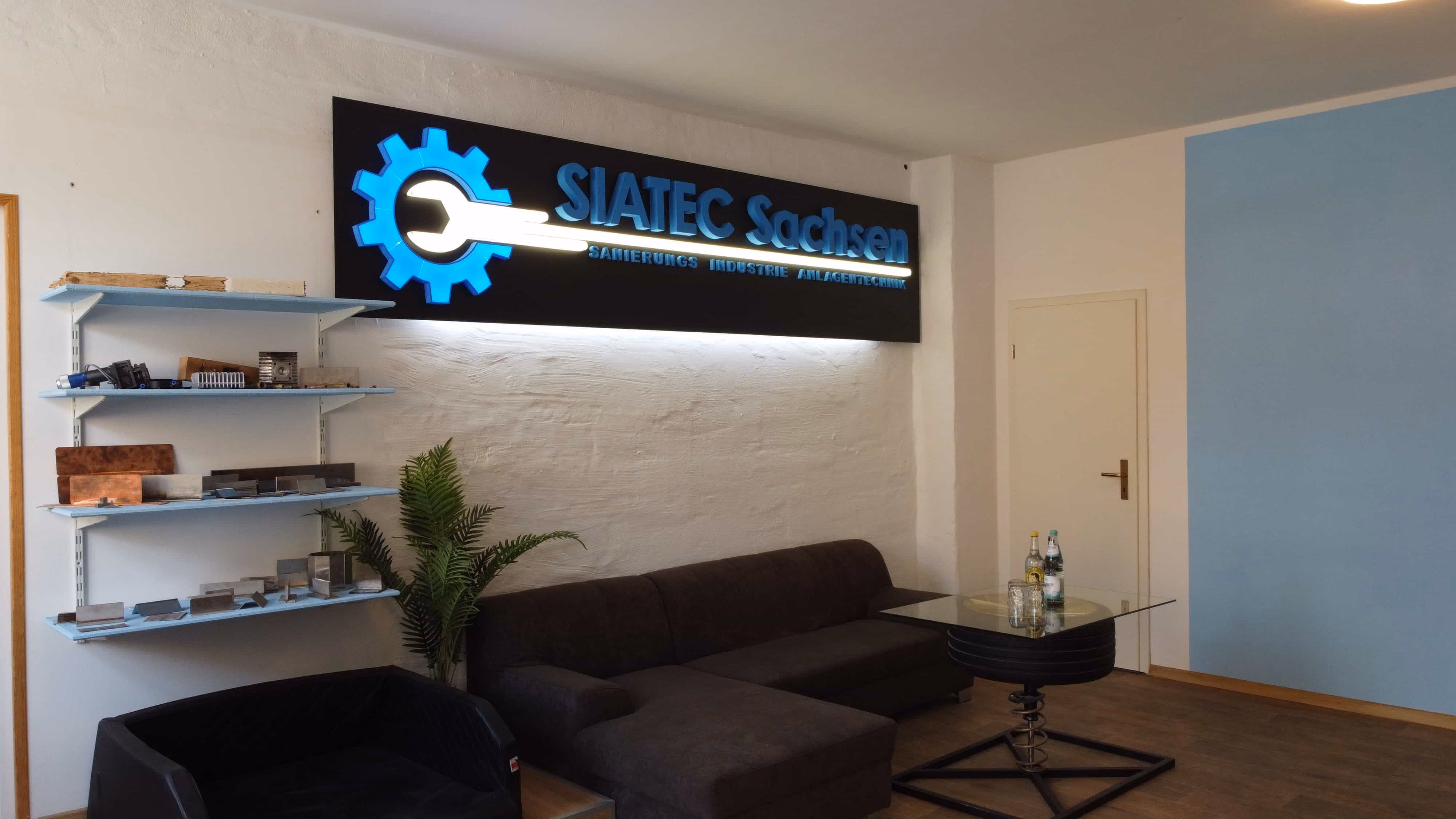 Empfangsbereich von SIATEC Sachsen mit beleuchtetem Firmenlogo