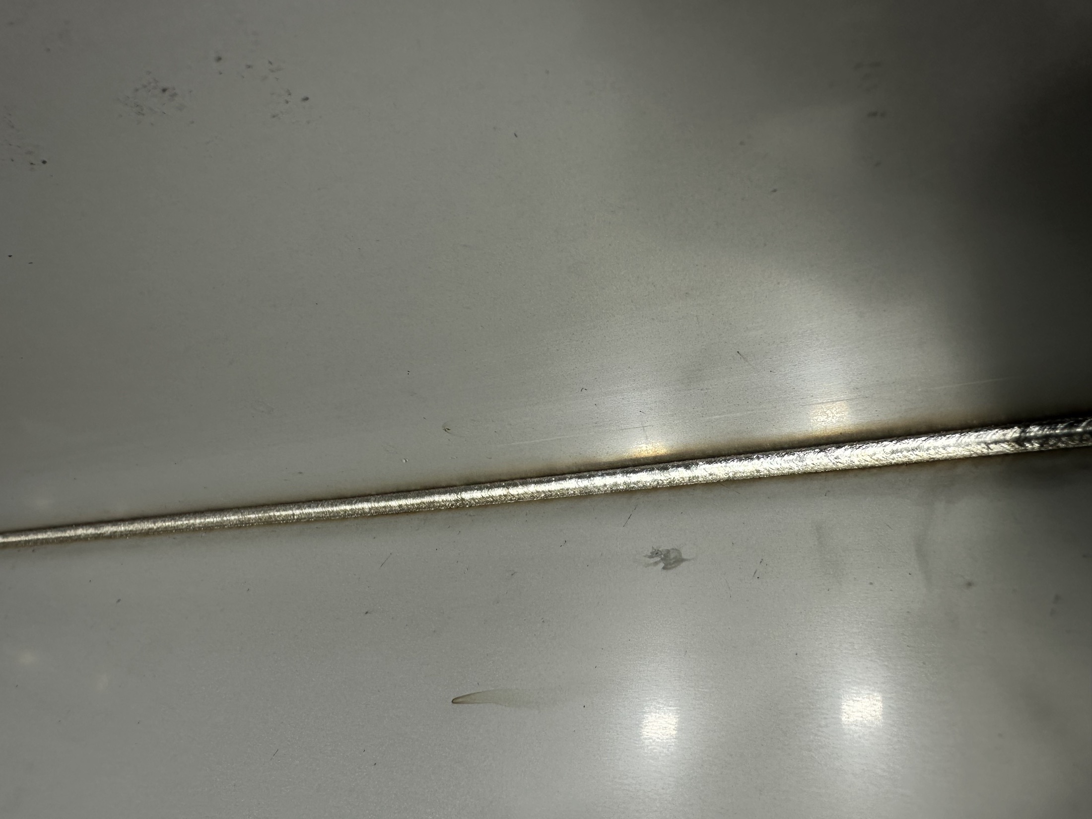 Gleichmäßige Laserschweißnaht an einem Edelstahlbehälter