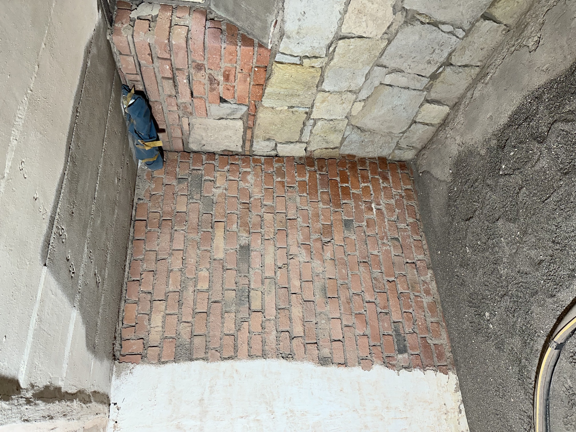 Gestrahltes Ziegel- und Sandsteinmauerwerk im Keller