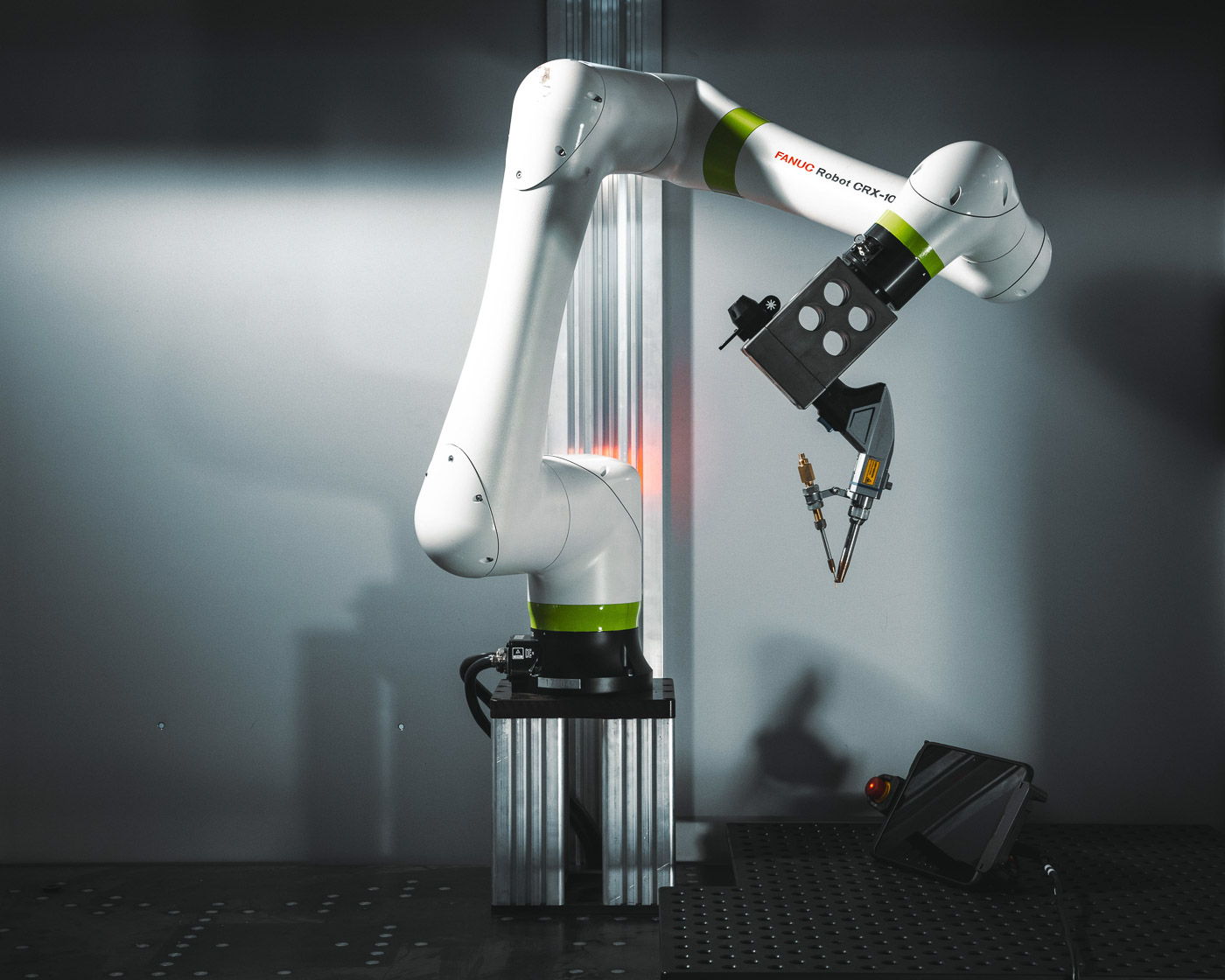 Automatisierte Laserzelle mit Roboterarm