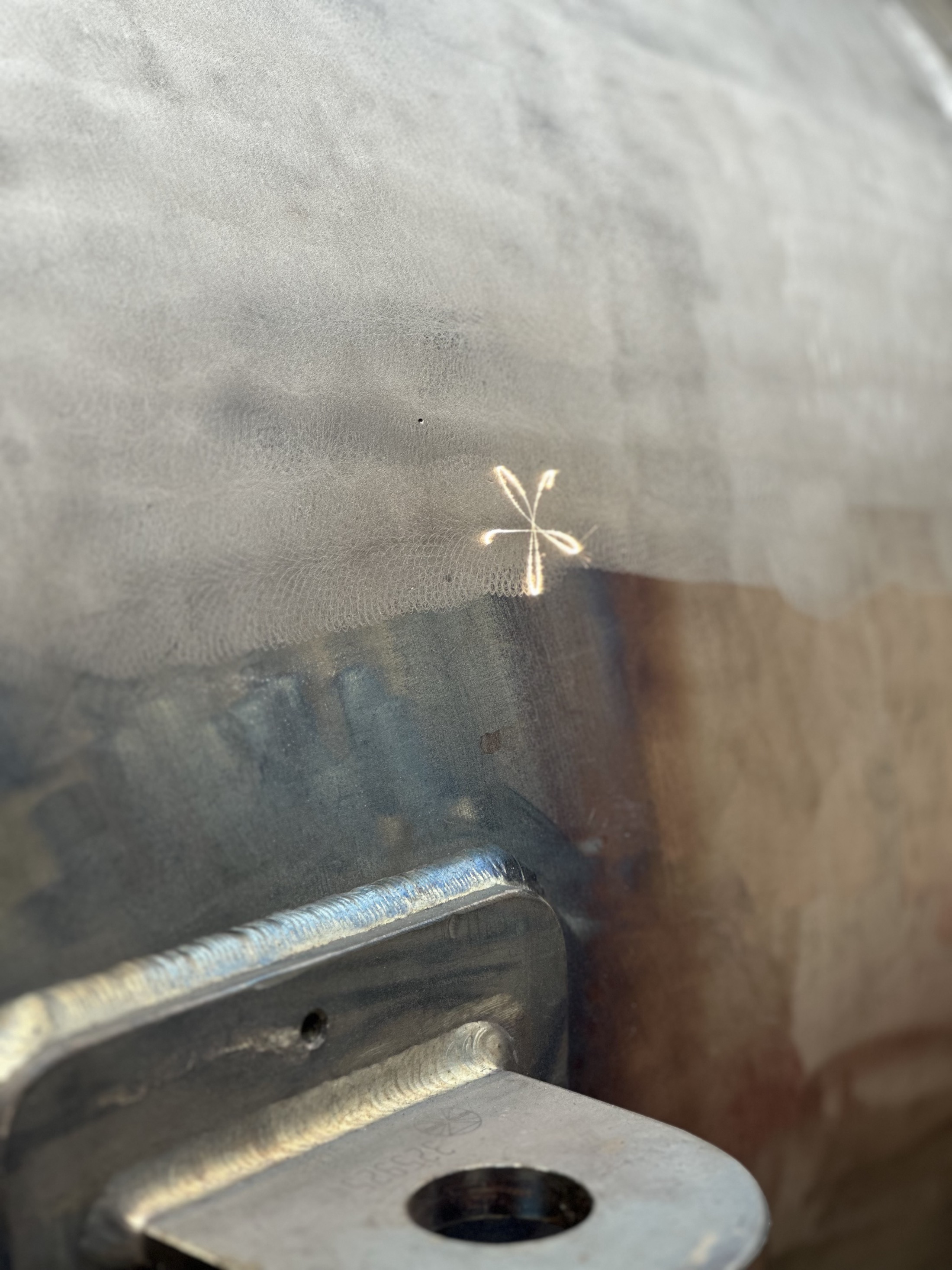 Laserreinigung bei SIATEC — Laserabtrag auf Metalloberfläche